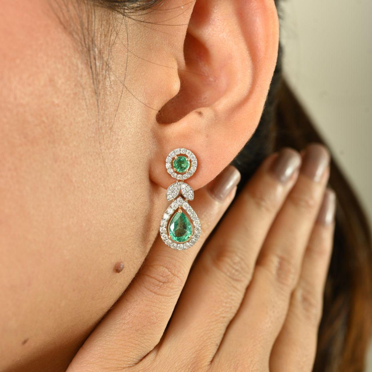 Pendants d'oreilles en or jaune 18 carats, émeraude de Zambie et diamants de 2,48 carats Pour femmes en vente