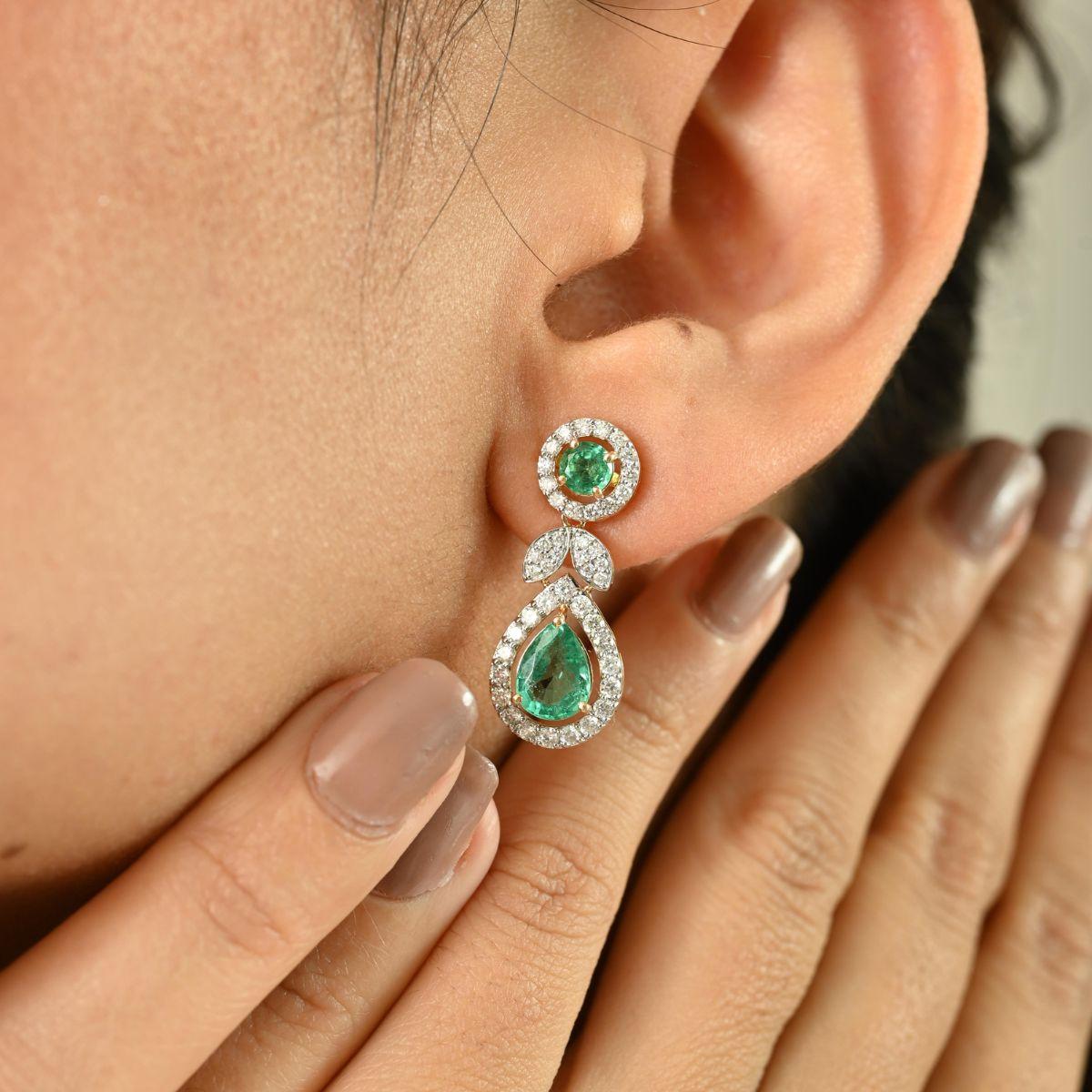 Pendants d'oreilles en or jaune 18 carats, émeraude de Zambie et diamants de 2,48 carats en vente 2