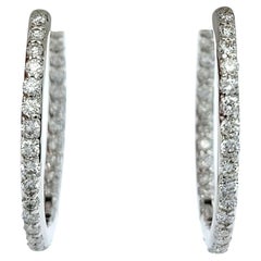 Orecchini a cerchio con diamanti rotondi da 2,48 carati totali, interni ed esterni, in oro bianco 14 kt.