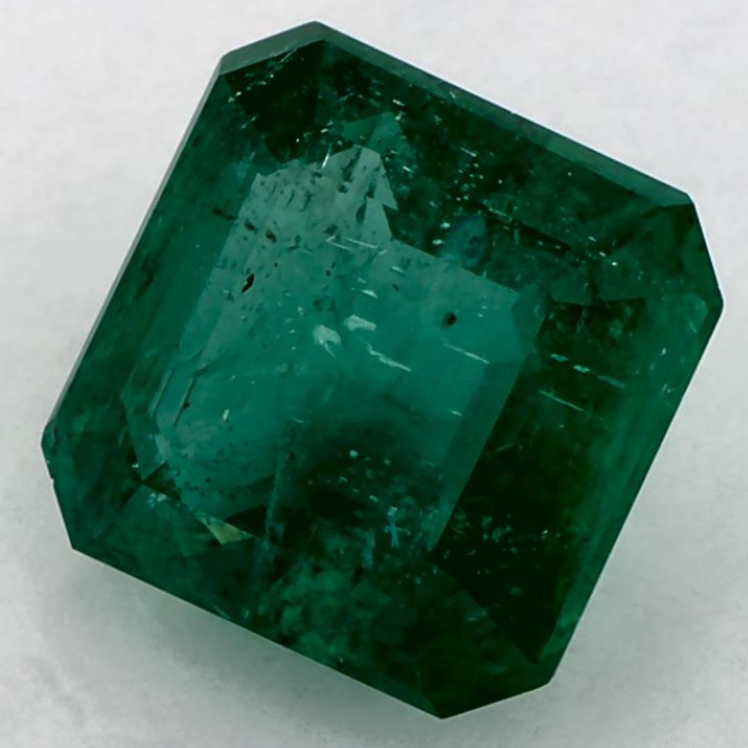Con una vibrante tonalità di colore verde, la pietra natale di maggio è un simbolo della rinnovata crescita primaverile. 

Esplora la vivace collezione di smeraldi, rubini e zaffiri nel nostro negozio, disponibili come gemme sciolte e abbinabili
