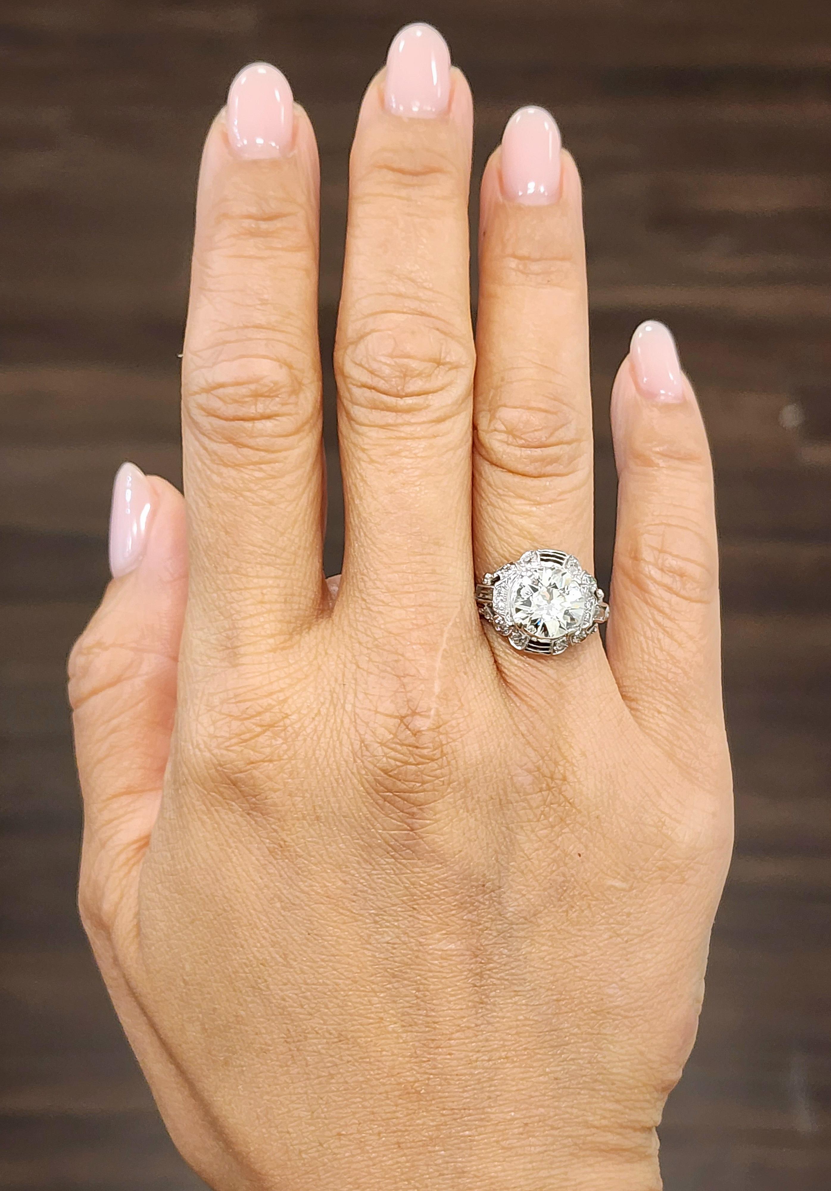 Este llamativo anillo presenta un diamante de corte europeo antiguo de 2,48 quilates, engastado en una banda de platino. El diamante presenta un grado de color K/L y una claridad VS1/VS2, e irradia un cautivador tono blanco. El intrincado diseño se