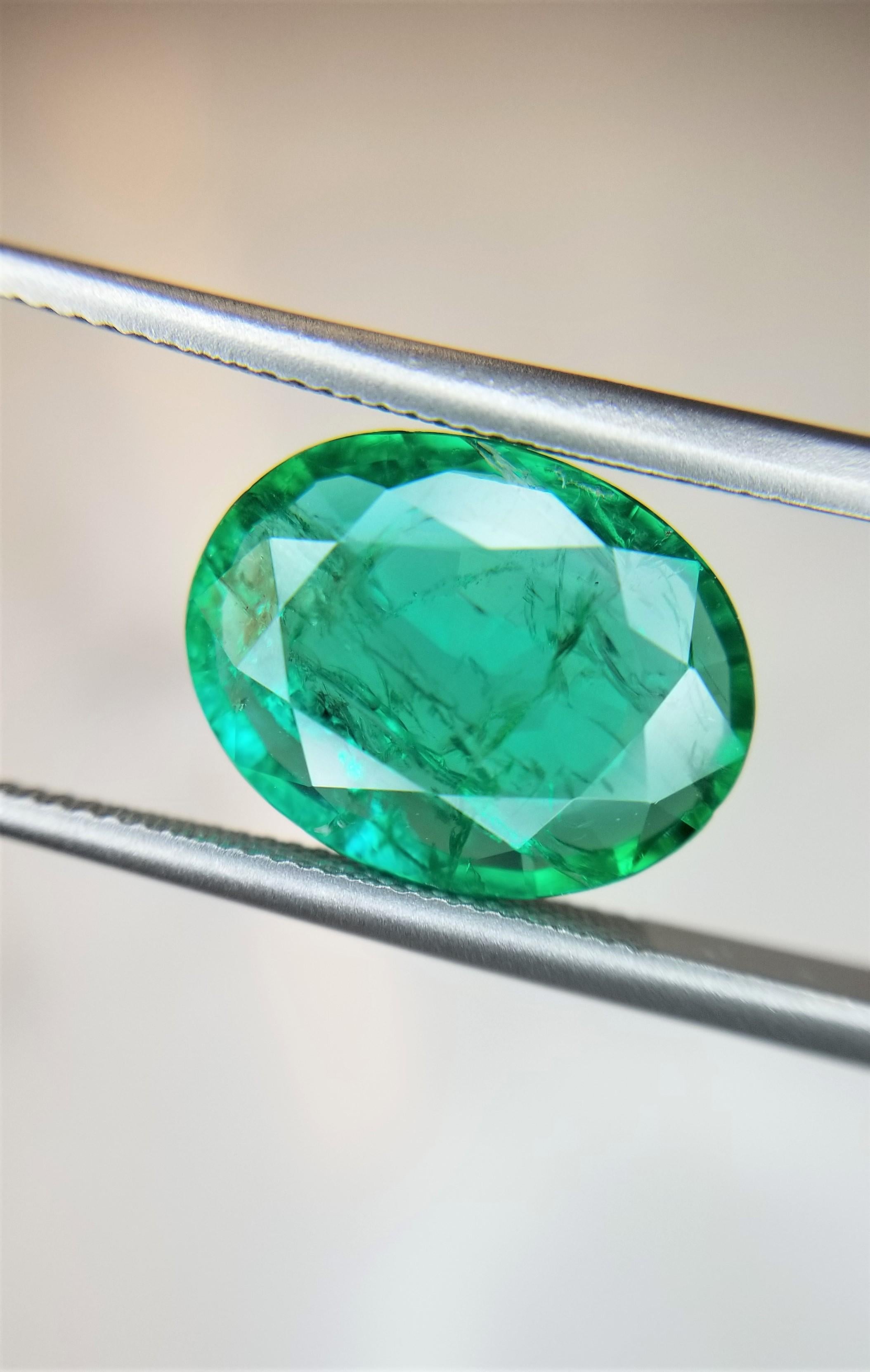 Contemporary 2.48 Ct Weight Oval Shaped Green Color IGITL Certified Emerald Gemstone Pendant For Sale