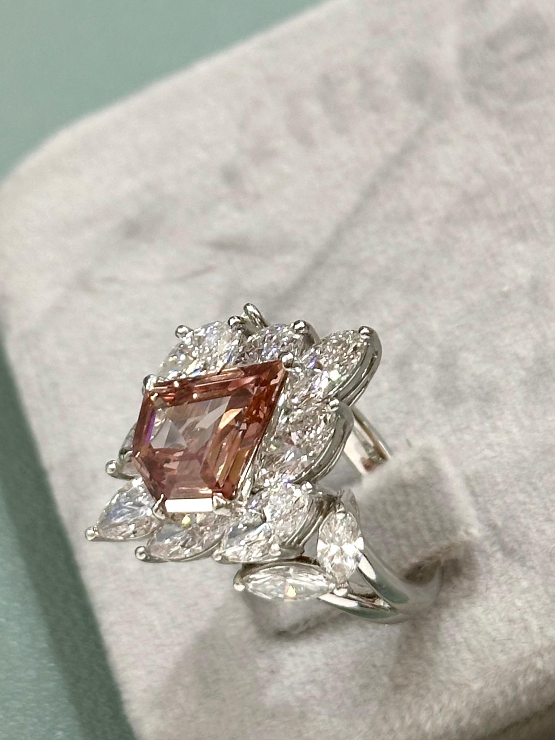Taglio marquise Anello con diamante Fancy Orangy-pink da 2,48 carati e diamanti marquise bianchi in oro 18 carati in vendita