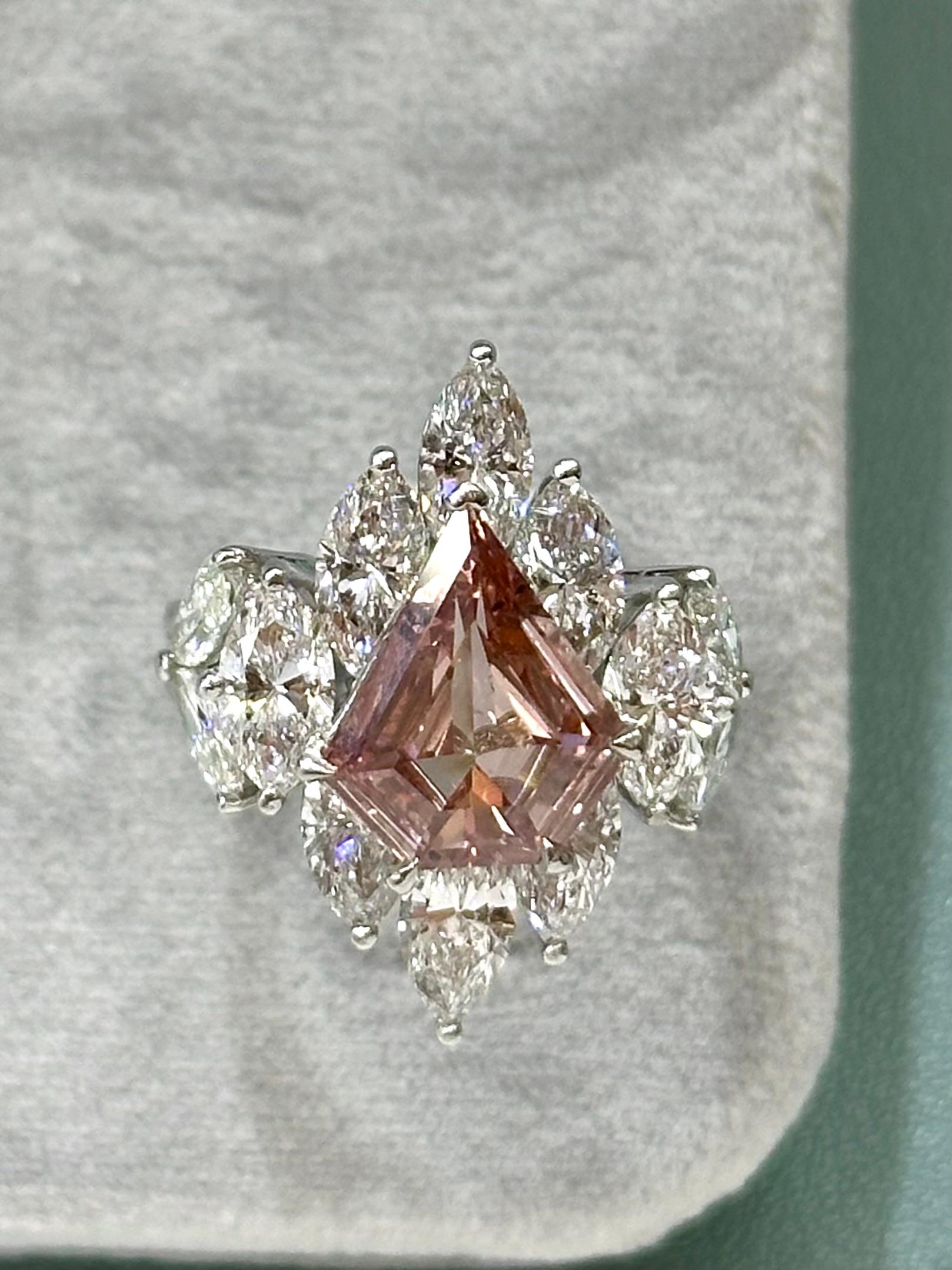 da uomo o donna Anello con diamante Fancy Orangy-pink da 2,48 carati e diamanti marquise bianchi in oro 18 carati in vendita