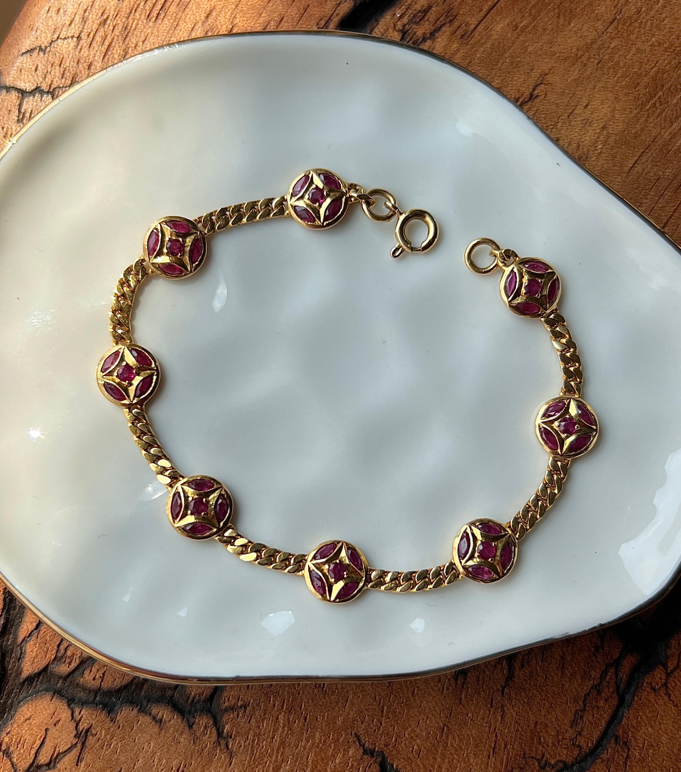 Ein Vintage-Armband mit Rubin und Gold aus reichem 22-karätigem Gelbgold, verschlossen mit einem Federringverschluss aus 14-karätigem Gelbgold. Er zeichnet sich durch ein auffälliges Design aus acht gewölbten Goldstationen aus, die jeweils mit