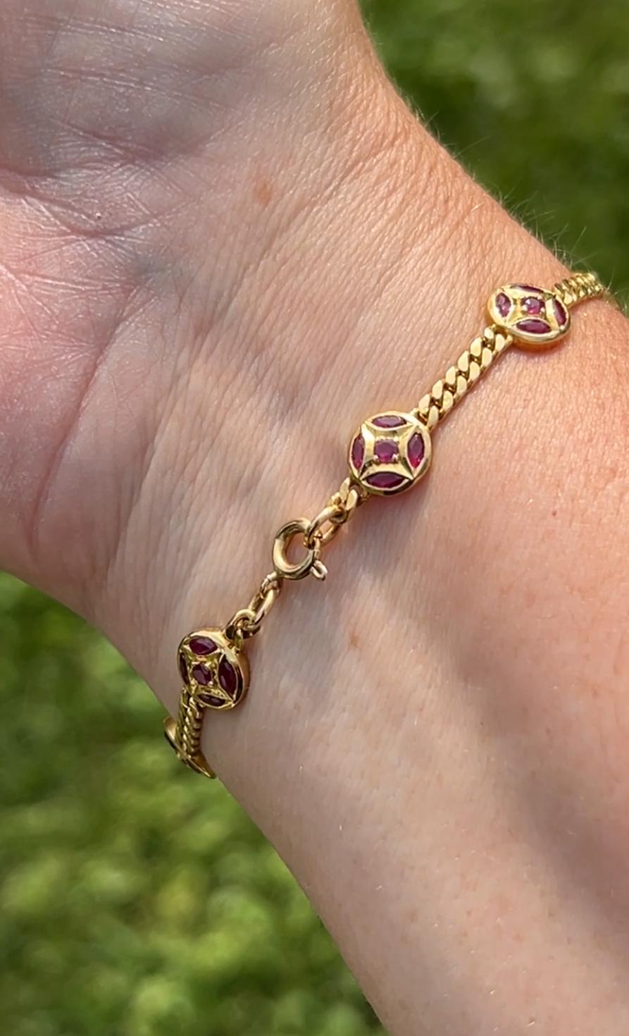 2,48 TCW Rubin und 22K Gelbgold Vintage Station Armband im Angebot 1