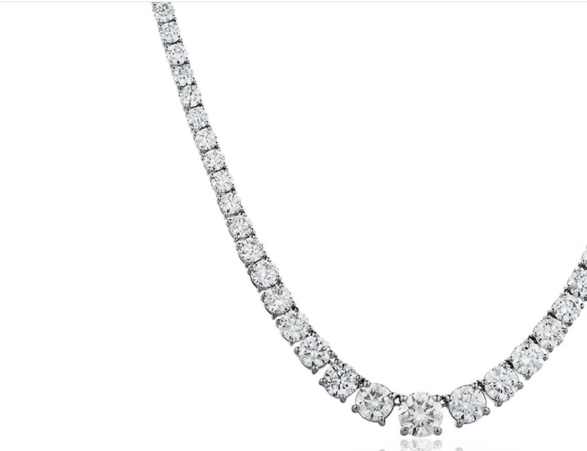 Cet étonnant collier Riviera a un poids total de diamants de 24,80 carats, répartis en pierres précieuses parfaitement graduées, de couleur blanche G et de pureté SI1, dont le plus gros fait 1,01 carat. Chaque pierre est sertie de quatre griffes