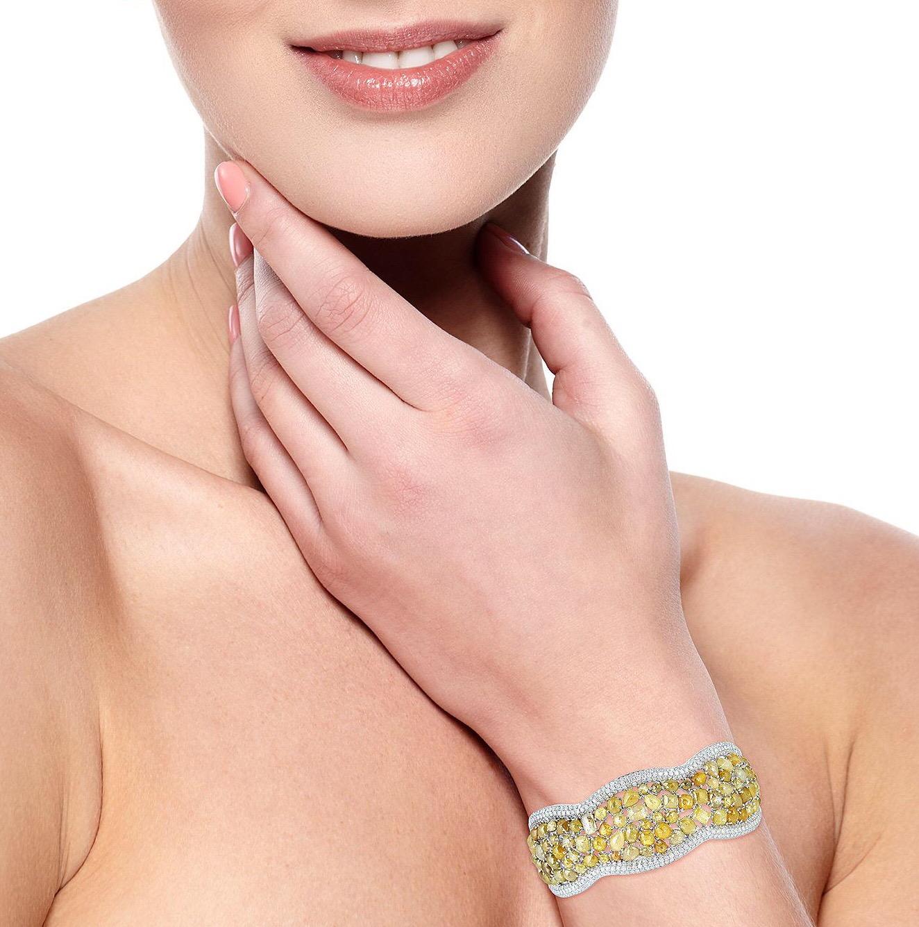 Pulsera brazalete de oro de 18 quilates con diamante canario de fantasía de 24,83 quilates Corte mixto en venta