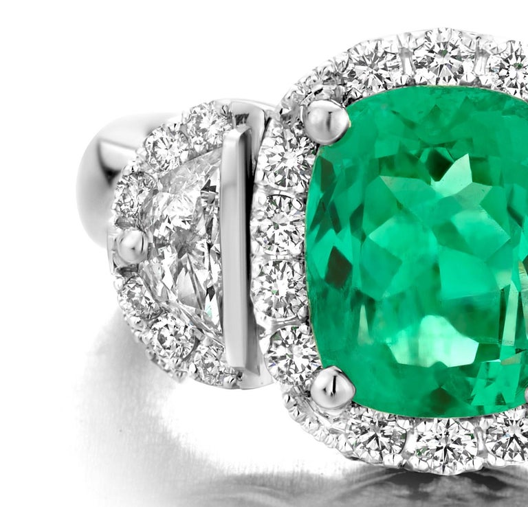 Women's 2,48Ct Colombian Emerald 18K 1,24Ct VVS-DE Diamond Coctail Engagement Ring For Sale