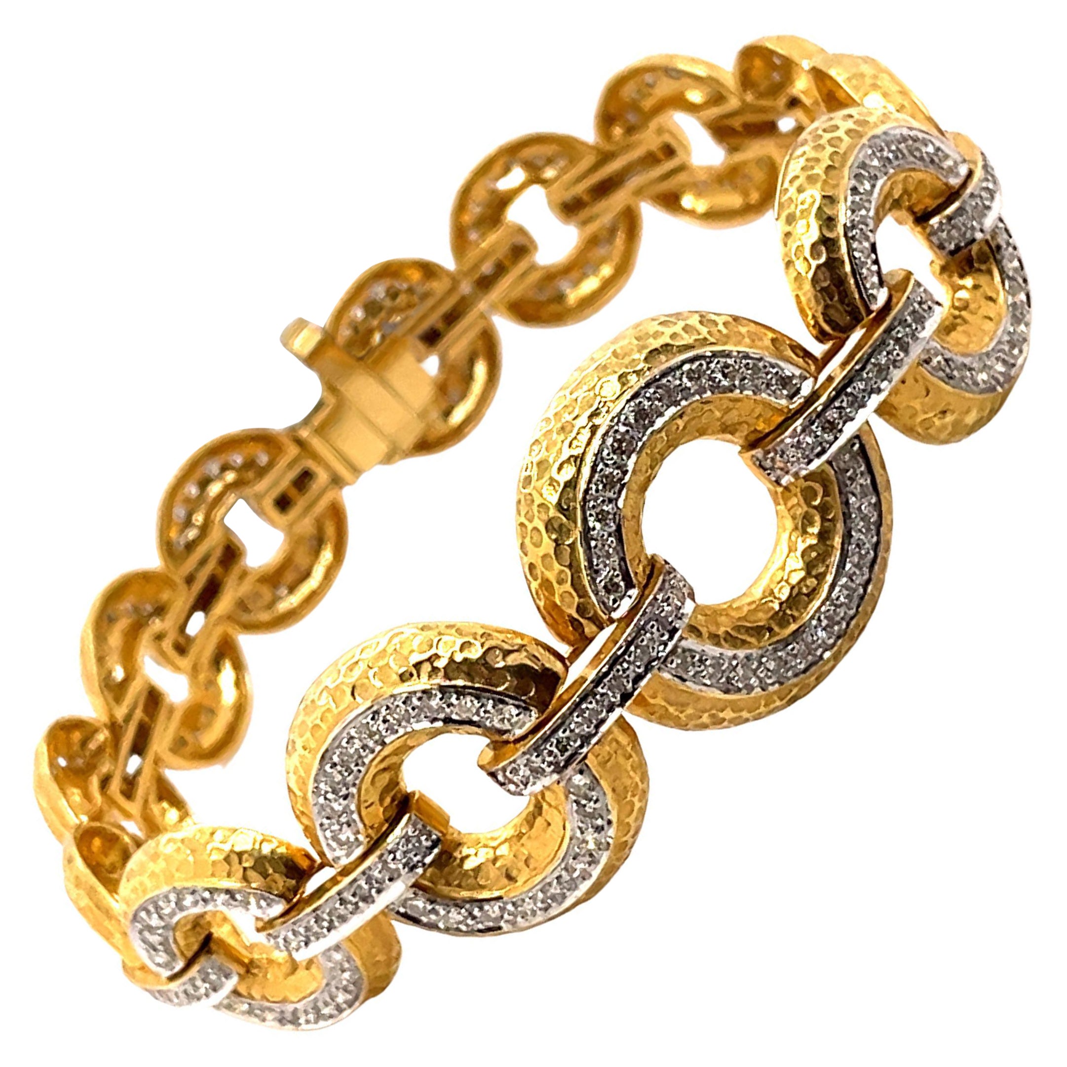 Pulsera de oro amarillo de 18k con acabado martillo estilo retro y diamantes de 2,48 ct en venta