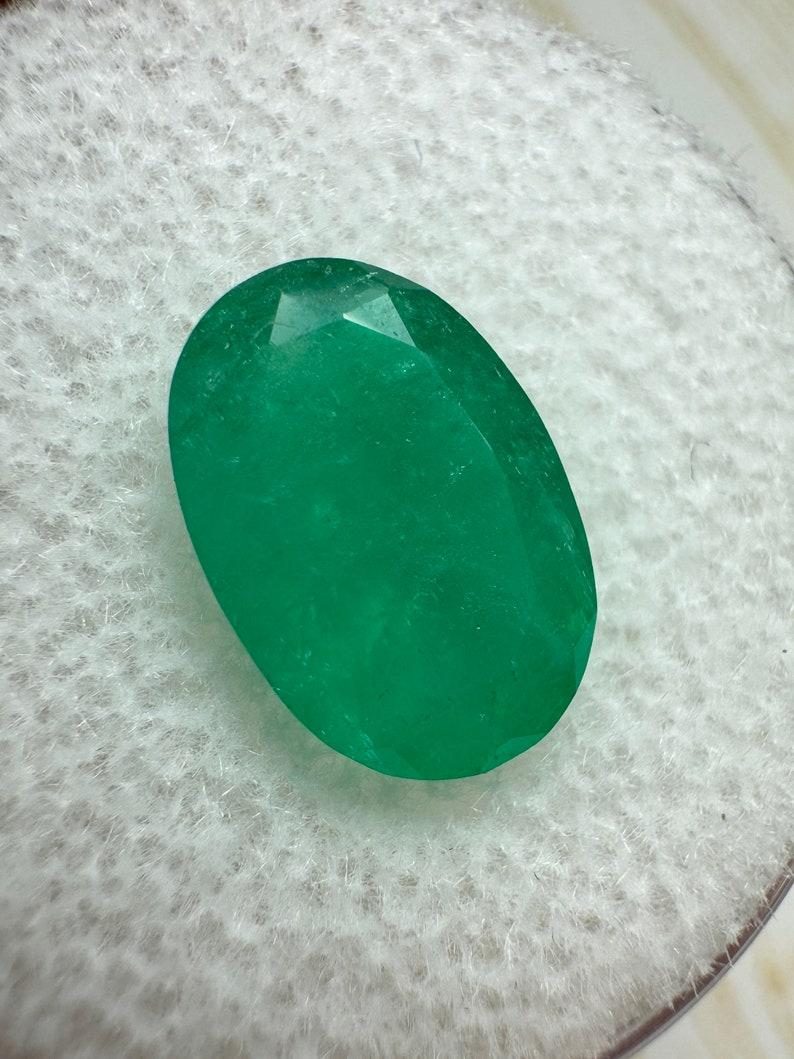 Piedra: Esmeralda
Peso: 2,49 quilates
Forma: Corte Oval
Claridad: Semitransparente
Lustre: Bueno
Color: Verde oscuro medio
Medidas: 11,58 mm x 7,98 mm x 4,88 mm
Origen geográfico: Colombia
Tratamiento: Natural, Engrasado

Observaciones: Debido a sus