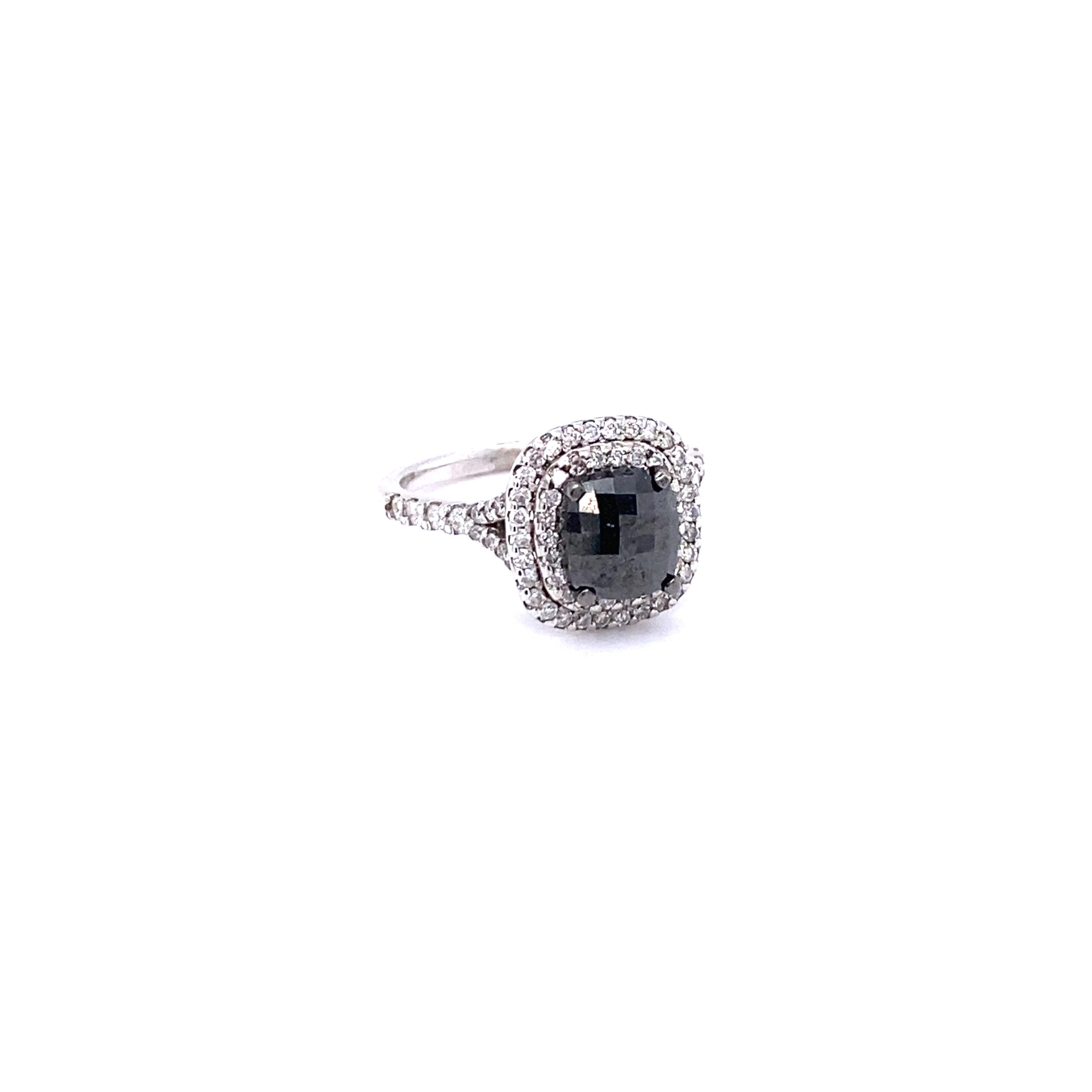 Superbe bague de fiançailles en diamant noir et blanc de taille coussin
La description est la suivante :

Diamant taille coussin = 1,86 carats
76 diamants taille ronde = 0,63 carats (pureté : SI, couleur : F)
or blanc 14 carats = 3,6 grammes
Taille