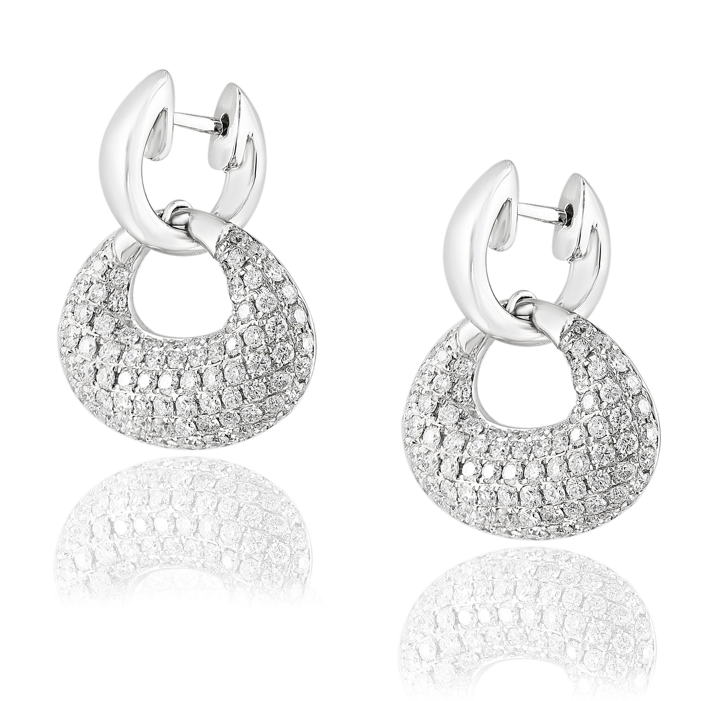 Pendientes muy elegantes y a la moda que lucen diamantes talla brillante, con un peso total de 2,49 quilates en oro blanco de 18 quilates. 
Todos los diamantes son de color GH y claridad SI1.
También se puede hacer en oro amarillo.
Estilo disponible