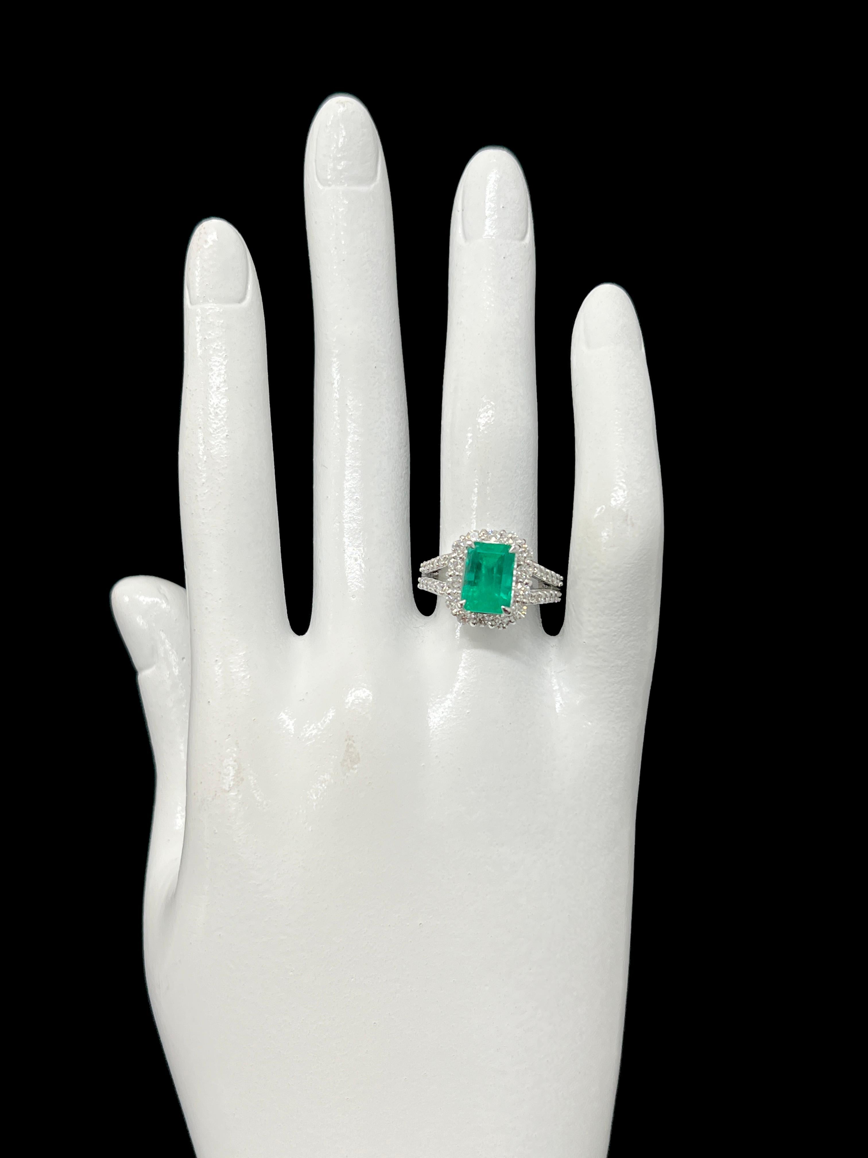 2.49 Carat Colombian Emerald and Diamond Ring Set in Platinum For Sale 1