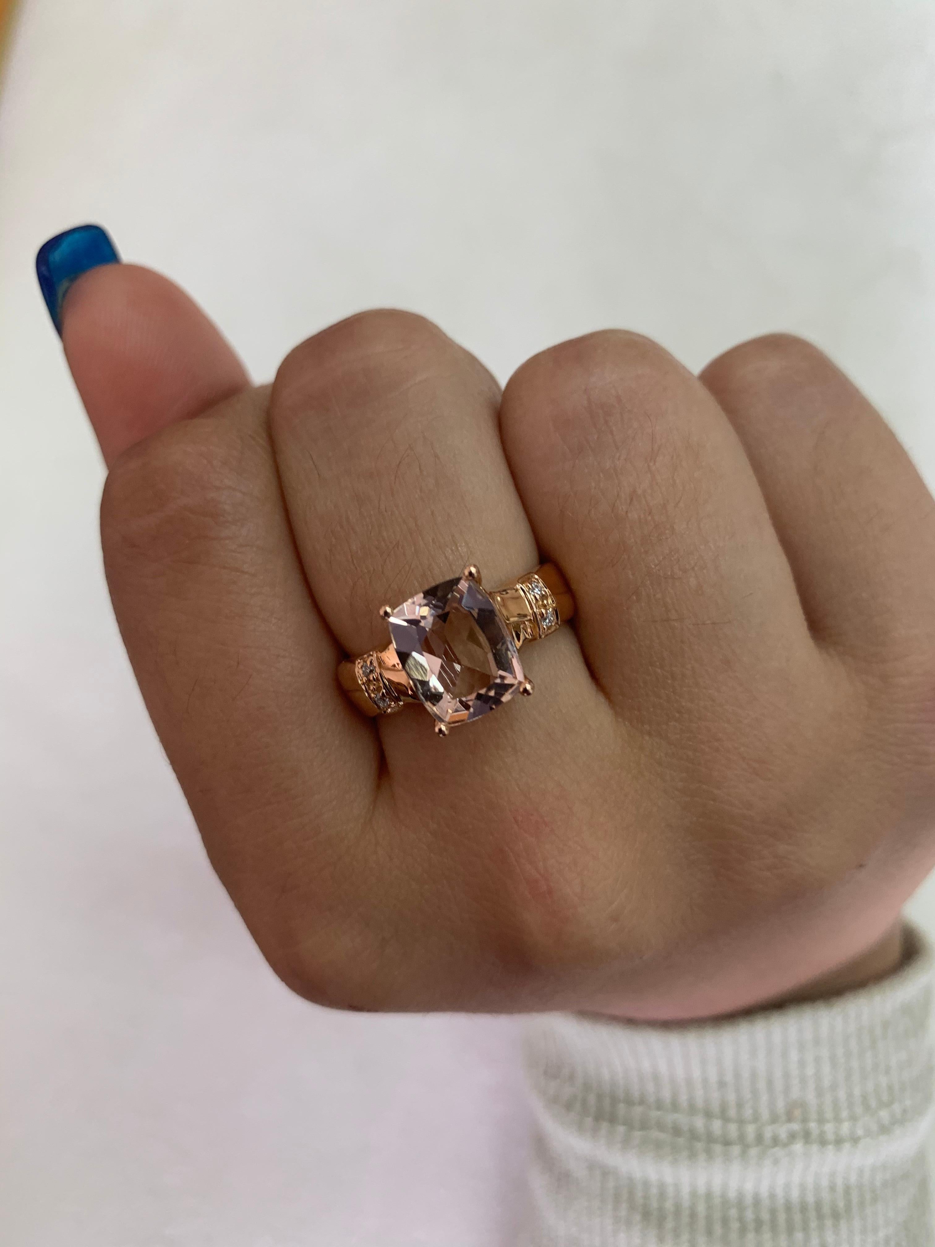 Contemporary 2.4 Carat Morganite Ring in 18 Karat Rose Gold with Diamond For Sale