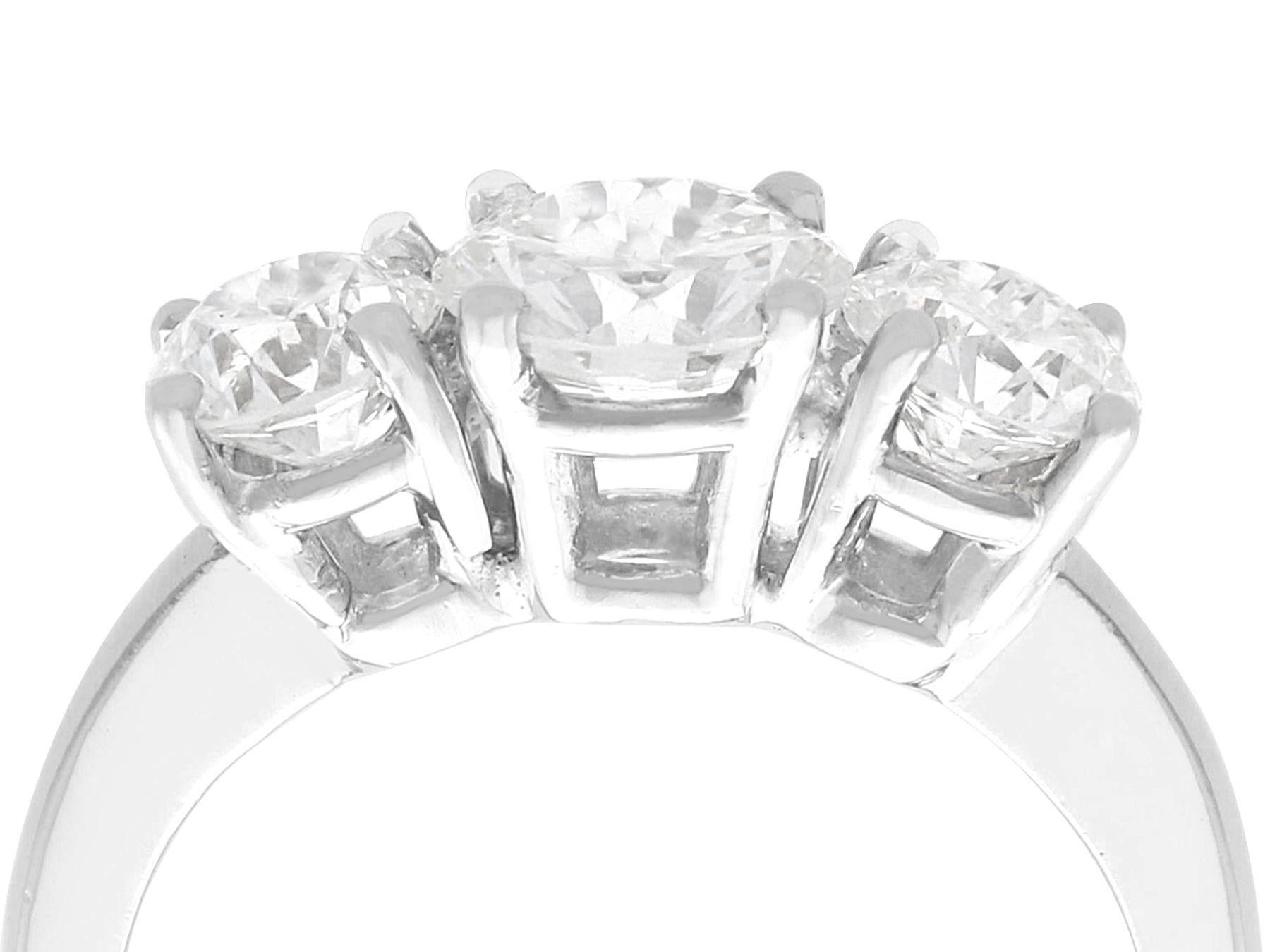 Ein feiner und beeindruckender 2,49 Karat Diamant- und Platinring mit drei Steinen; Teil unserer verschiedenen Verlobungsring-Kollektionen

Dieser atemberaubende, feine und beeindruckende Diamant-Trilogie-Ring wurde in Platin gefertigt.

Die
