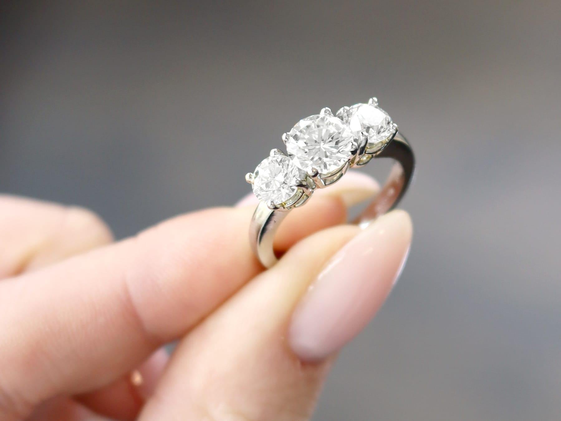 Ein feiner und beeindruckender 2,49 Karat Diamant- und Platinring mit drei Steinen; Teil unserer verschiedenen Verlobungsring-Kollektionen

Dieser atemberaubende, feine und beeindruckende Diamant-Trilogie-Ring wurde in Platin gefertigt.

Die