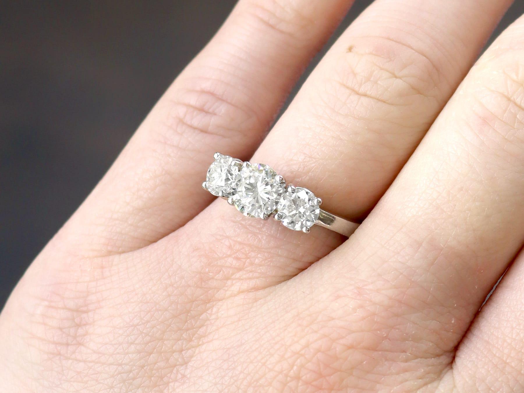 Verlobungsring aus Platin mit 2,49 Karat Diamanten und Platin Trilogy (Rundschliff) im Angebot