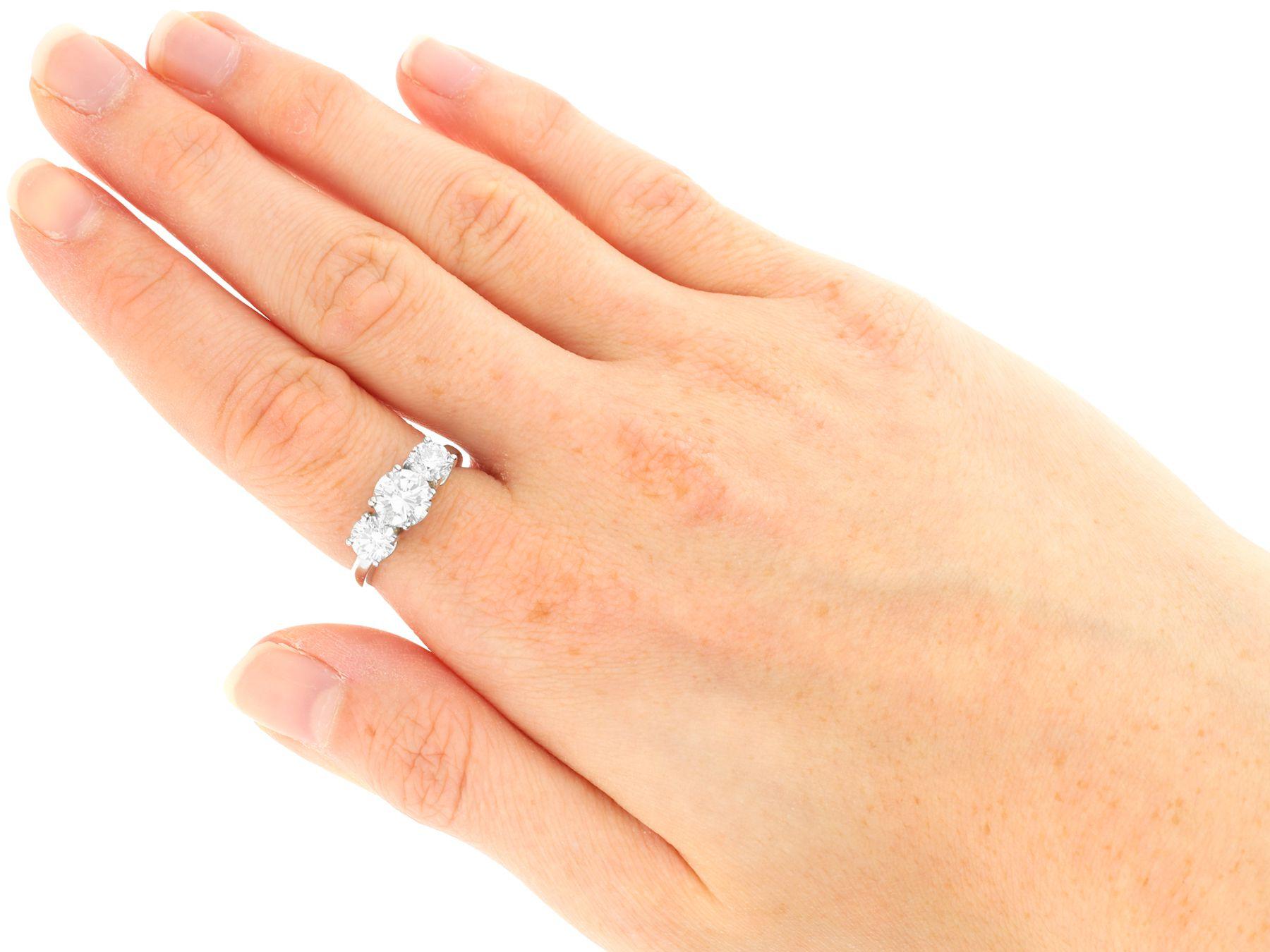 Verlobungsring aus Platin mit 2,49 Karat Diamanten und Platin Trilogy im Angebot 4