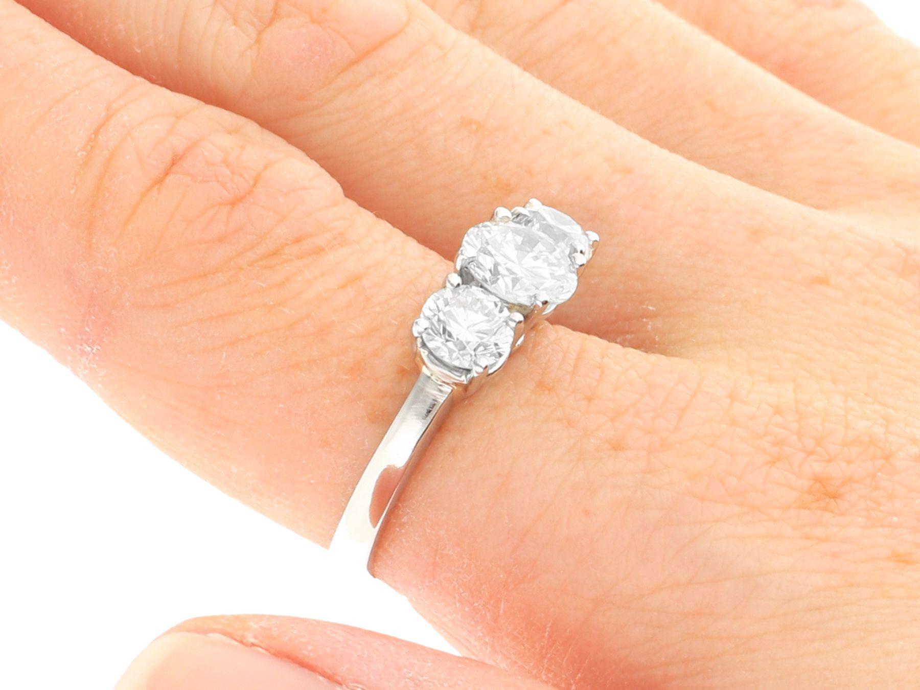 Verlobungsring aus Platin mit 2,49 Karat Diamanten und Platin Trilogy im Angebot 5
