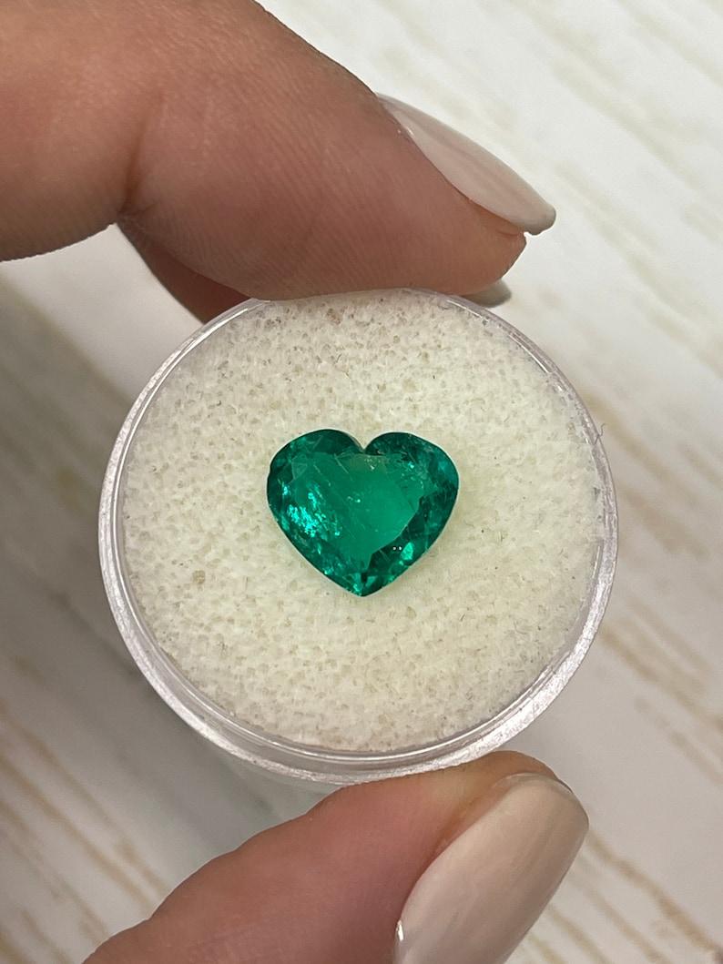 Stein: Smaragd
Gewicht: 2,49 Karat
Form: Herzschliff
Klarheit: Transparent, sichtbar eingeschlossen
Lüster: Ausgezeichnet/Sehr gut
Farbe: Vivid Bluish Green
Abmessungen: 9,35 mm x 10,71 mm x 4,58 mm
Geografische Herkunft: Kolumbien
Behandlung: