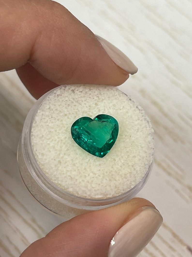 2.49 Karat kolumbianischer Smaragd im Herzschliff  Vivid bläulich grüner loser Edelstein (Moderne) im Angebot