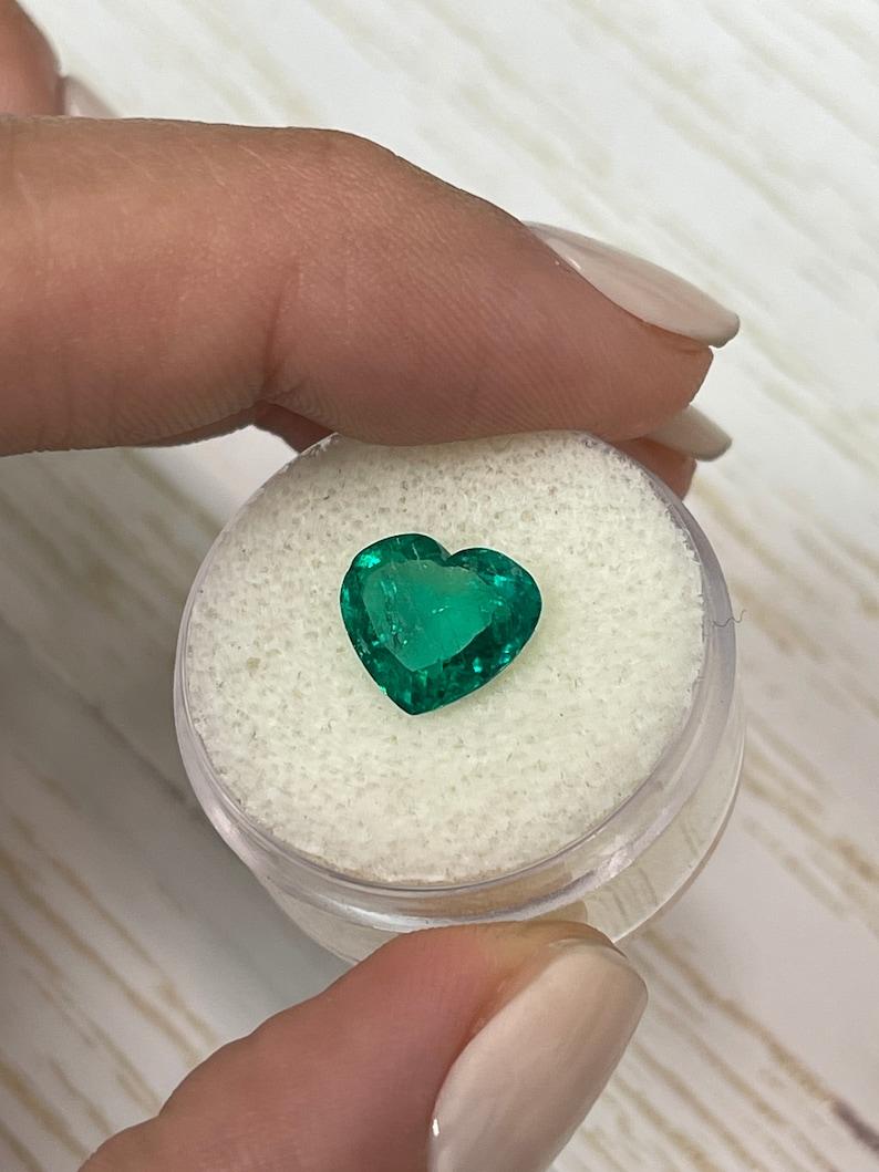 2.49 Karat kolumbianischer Smaragd im Herzschliff  Vivid bläulich grüner loser Edelstein im Zustand „Neu“ im Angebot in Jupiter, FL