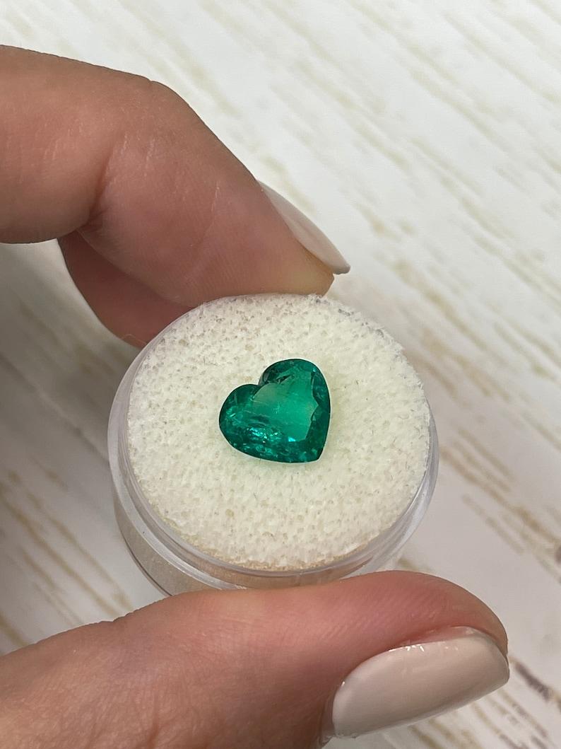 2.49 Karat kolumbianischer Smaragd im Herzschliff  Vivid bläulich grüner loser Edelstein Damen im Angebot