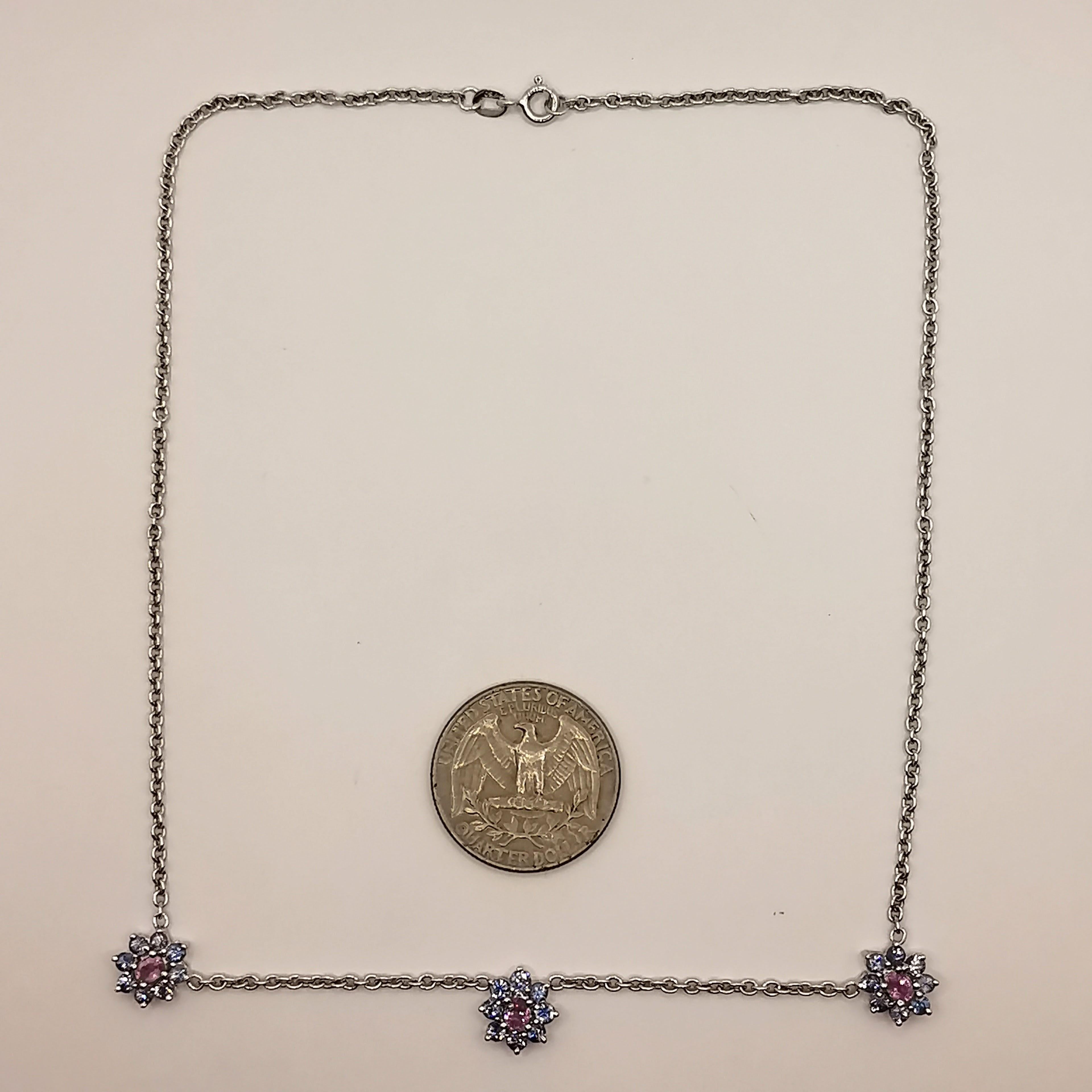 2,49 Karat Rosa & Blauer Saphir-Blumen-Halskette aus 18 Karat Weißgold (Ovalschliff) im Angebot