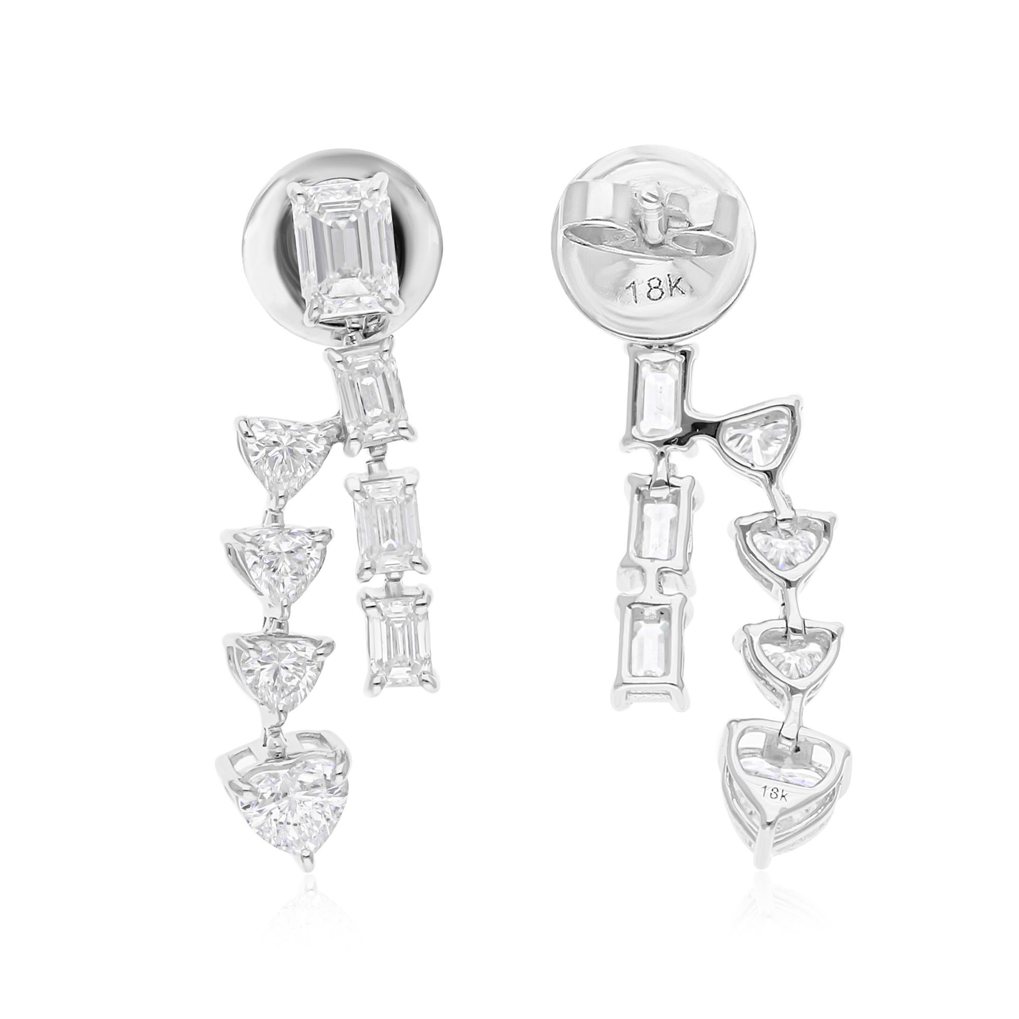 Moderne Boucles d'oreilles en or blanc 18 carats avec émeraude taille cœur 2,49 carats SI/H en vente