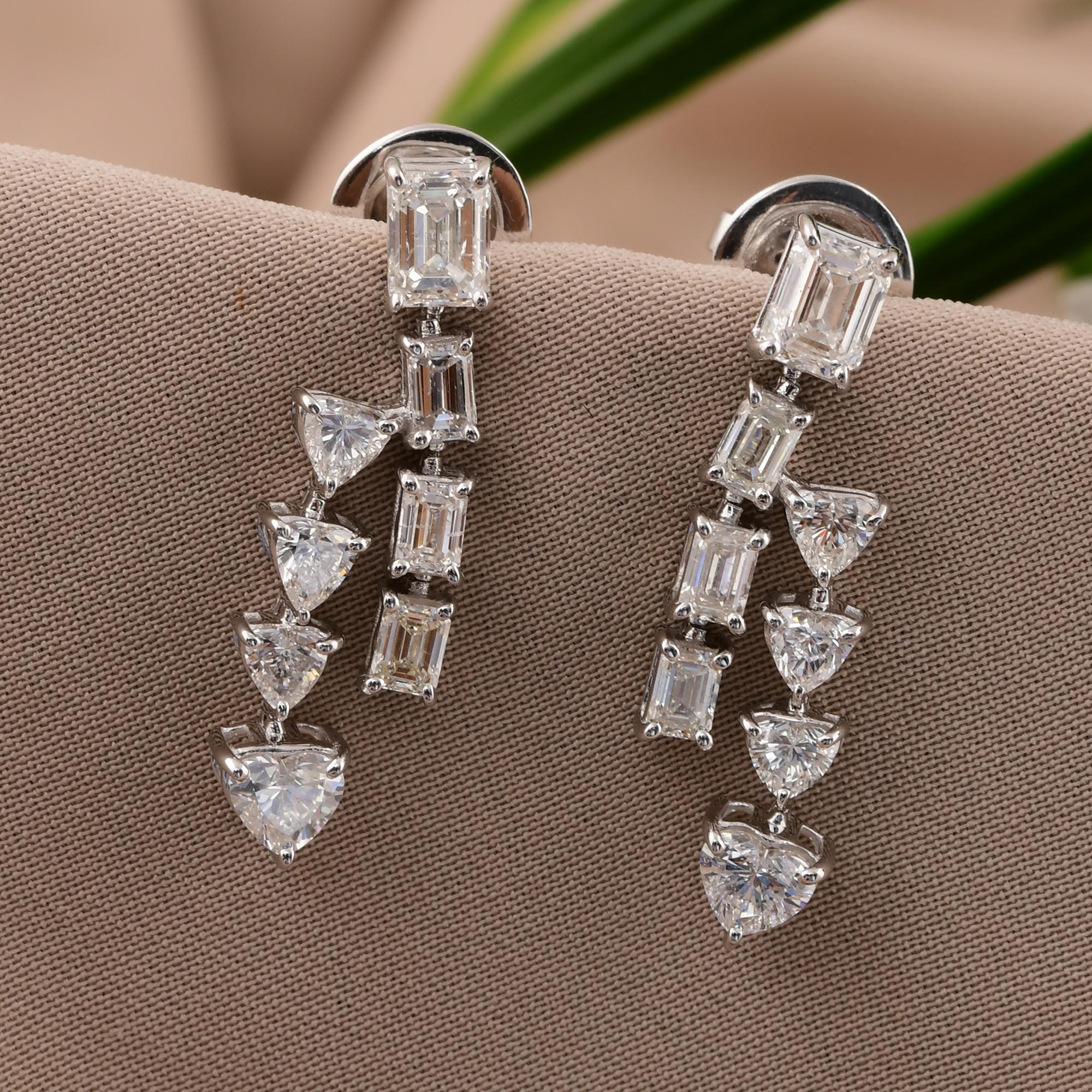 Boucles d'oreilles en or blanc 18 carats avec émeraude taille cœur 2,49 carats SI/H Neuf - En vente à Diera, Dubai