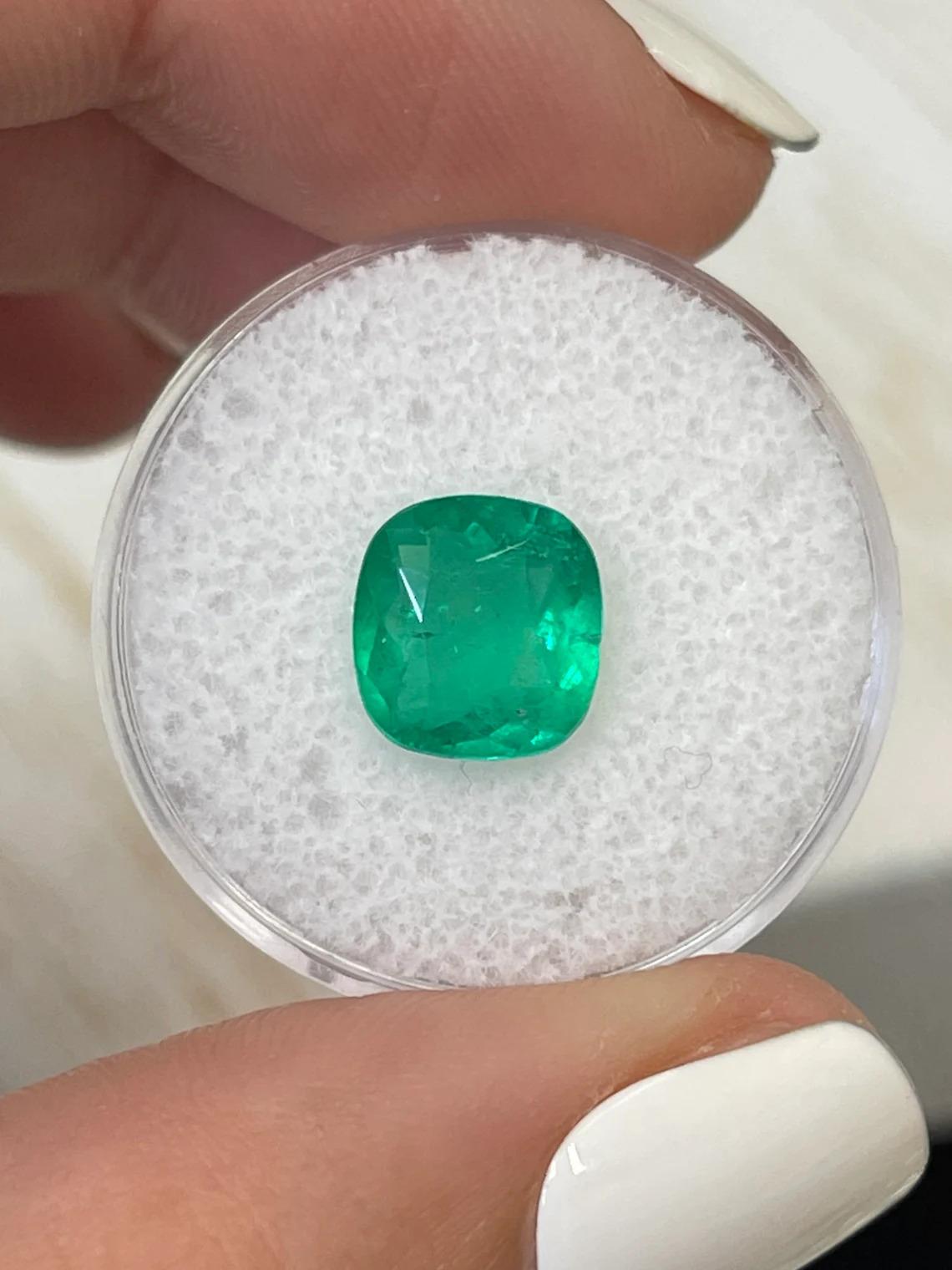Piedra: Esmeralda
Peso: 2,49 quilates
Forma: Corte de cojín
Claridad: Transparente
Lustre: Muy bueno
Color: Verde medio
Medidas: 9,55 mm x 8,99 mm x 4,77 mm
Origen geográfico: Colombia
Tratamiento: Natural, Engrasado

Observaciones: Debido a sus