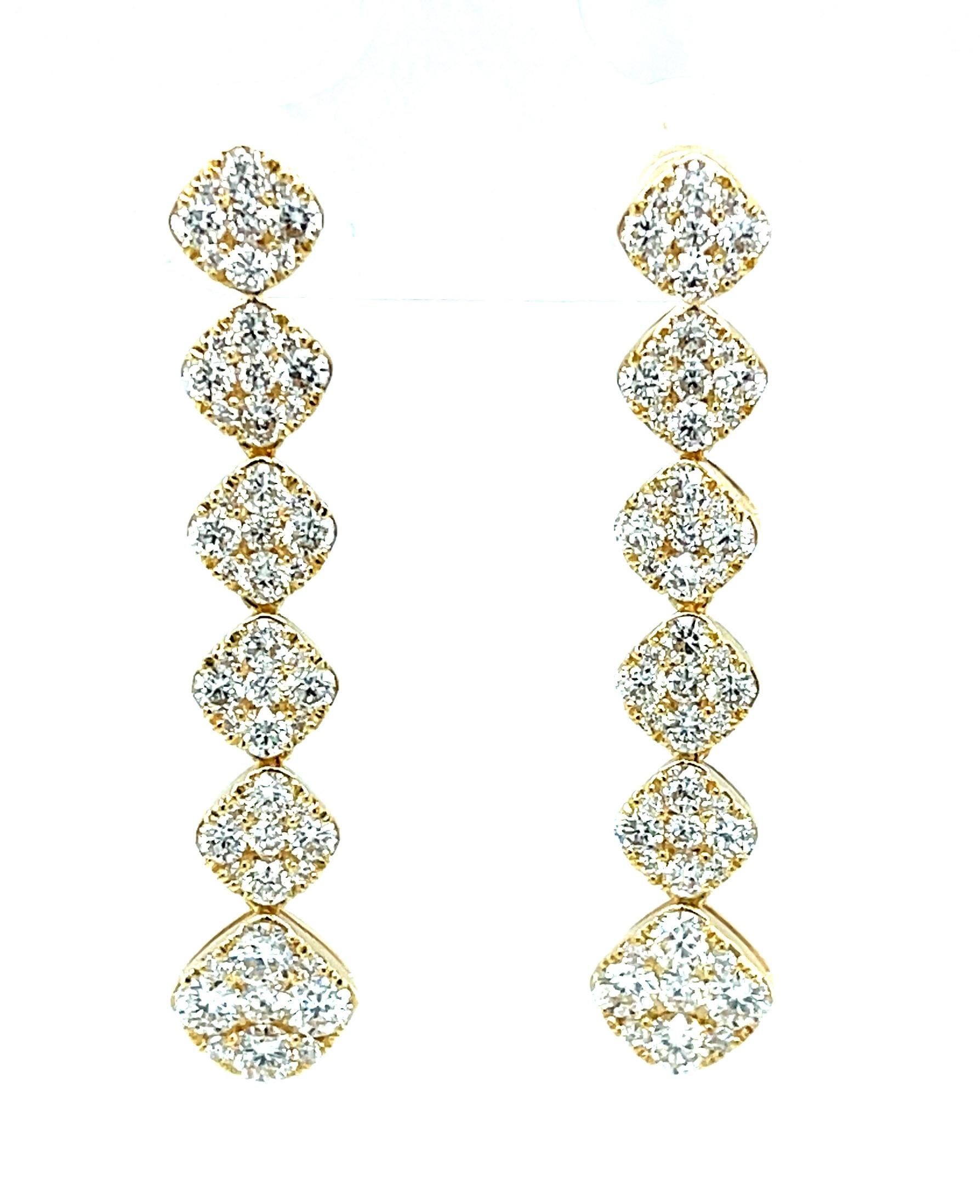 Questi accattivanti orecchini con pavé di diamanti e oro giallo 18 carati sono la definizione di eleganza scintillante! Presentano 2,49 carati di pregiati diamanti bianchi tondi taglio brillante incastonati in montature a forma di diamante in oro