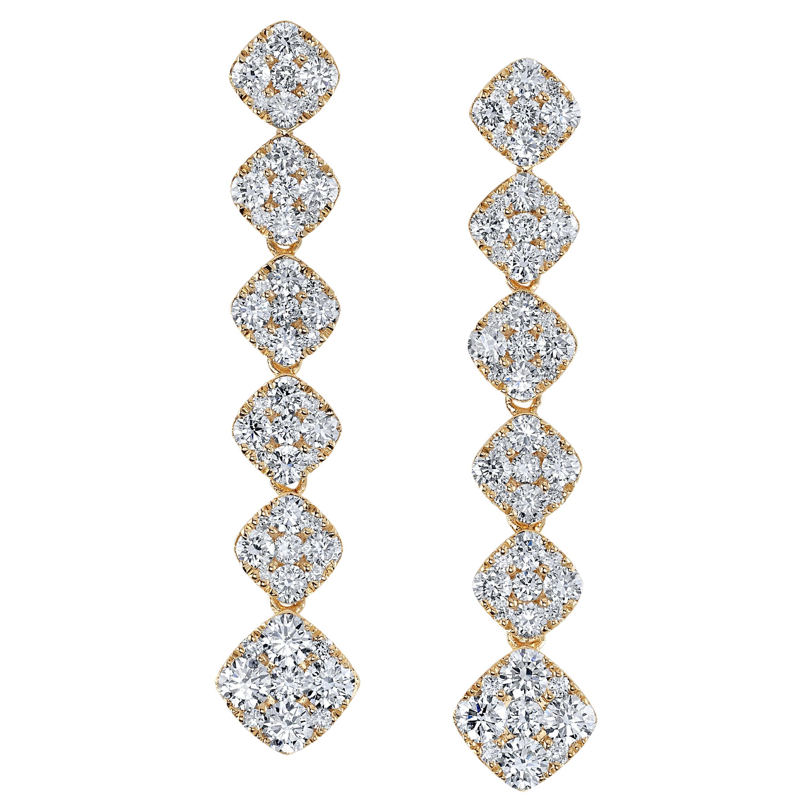 Boucles d'oreilles pendantes en or jaune et pavé de diamants d'une valeur totale de 2,49 carats
