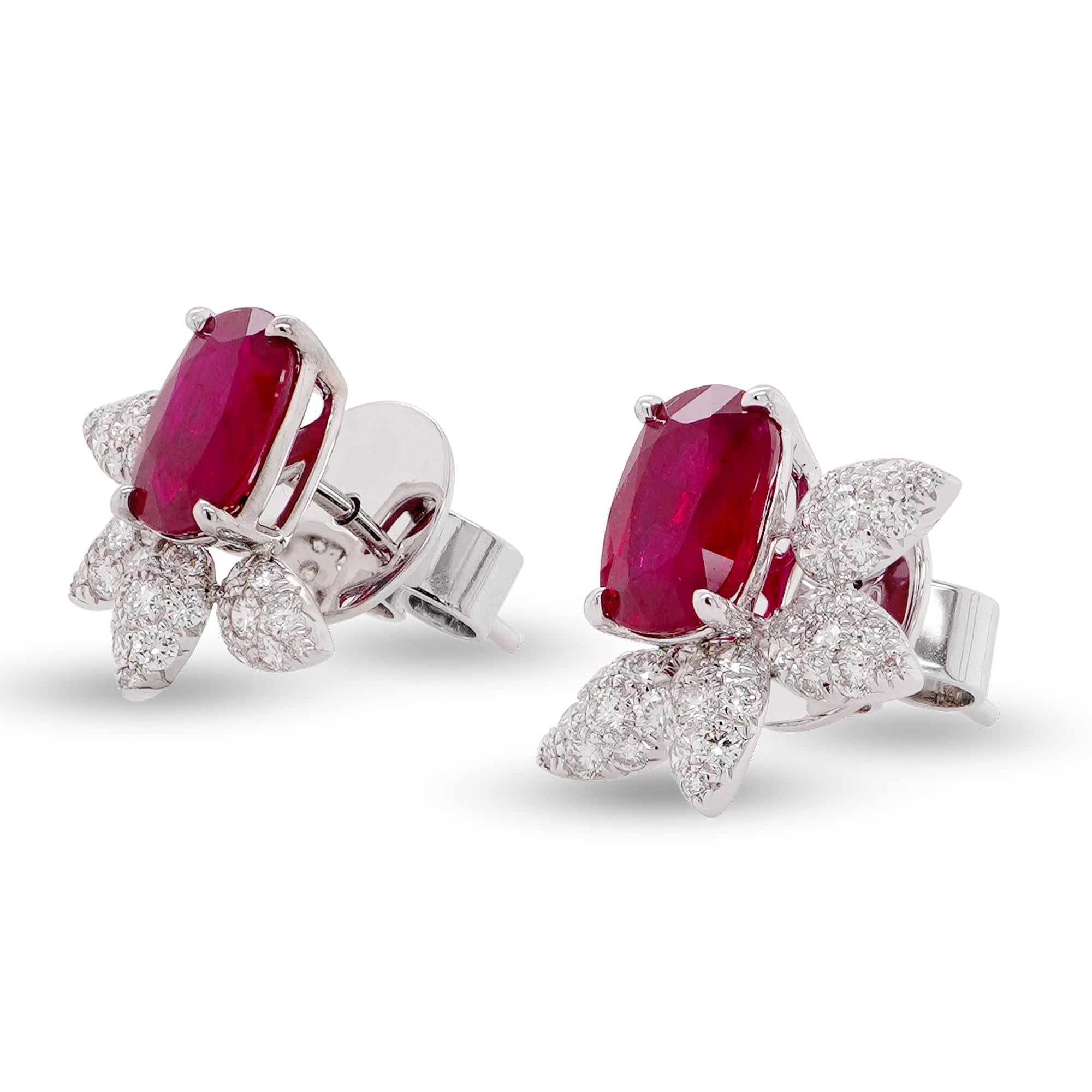 Oval Cut 2.49 Carat Vivid Red Pigeon Blood Mozambique Certified Classical Earring 18K For Sale