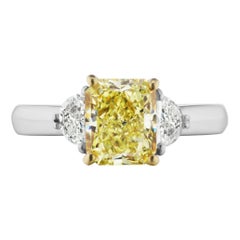Anello a tre pietre con diamante giallo da 2,49 carati e colore fantasia