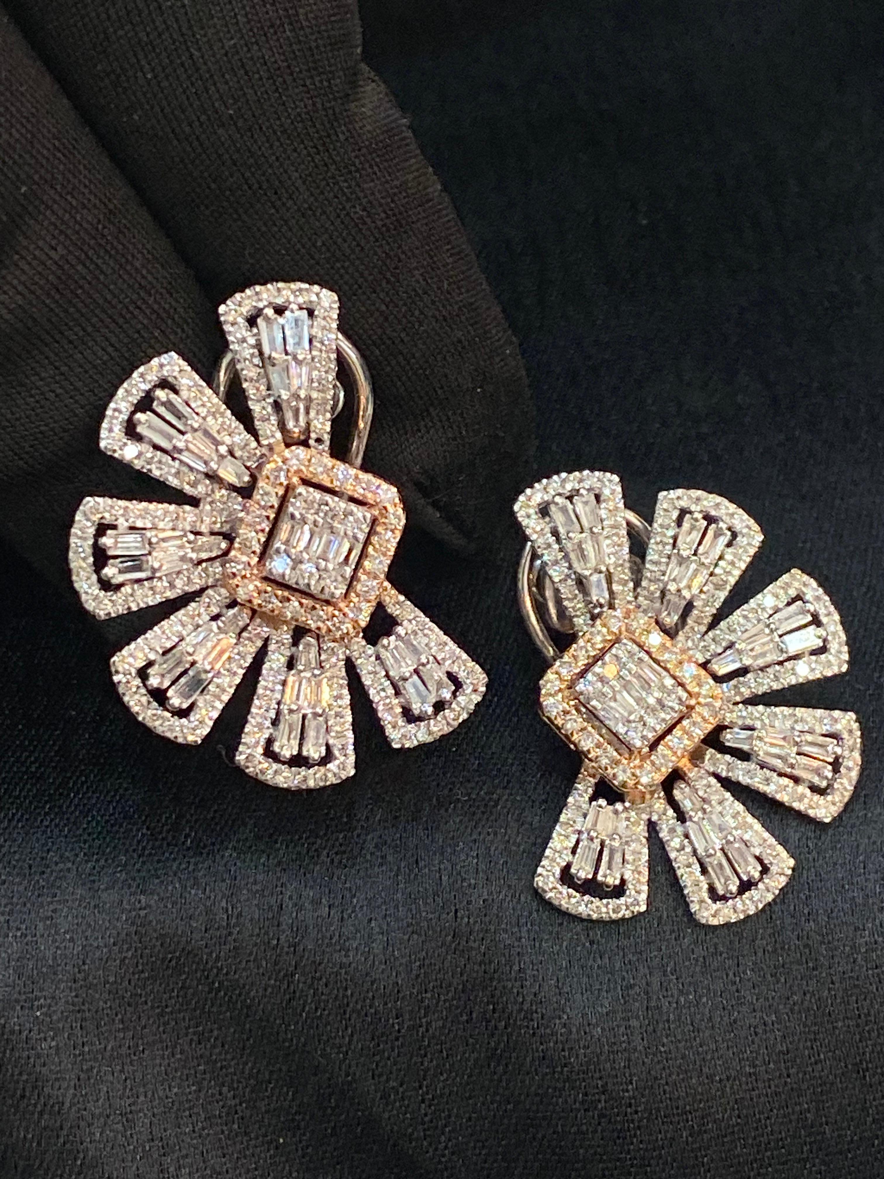 Treat yourself to this magnificent pair of earrings adorned with 2.49 carats of F-VS1 round baguette-shaped diamonds, set in 14 carats of pure gold.!

Specifications : 

Diamond Weight : 2.49 Carats
Diamond Shape : Round & Baguette
Diamond Color