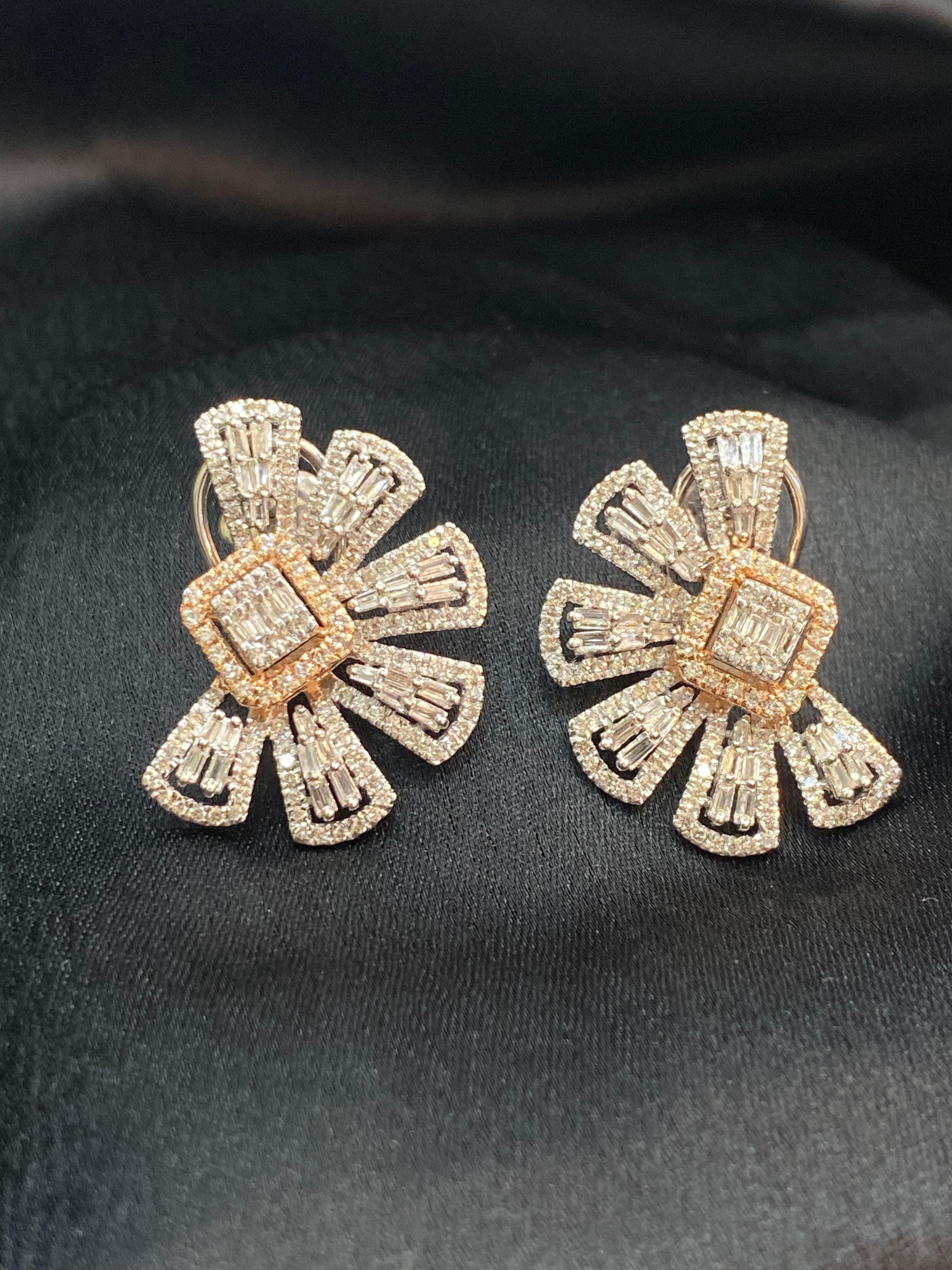 Contemporain Clous d'oreilles demi-lune en or 14 carats avec diamants ronds baguettes F/VS1 de 2,49 carats en vente