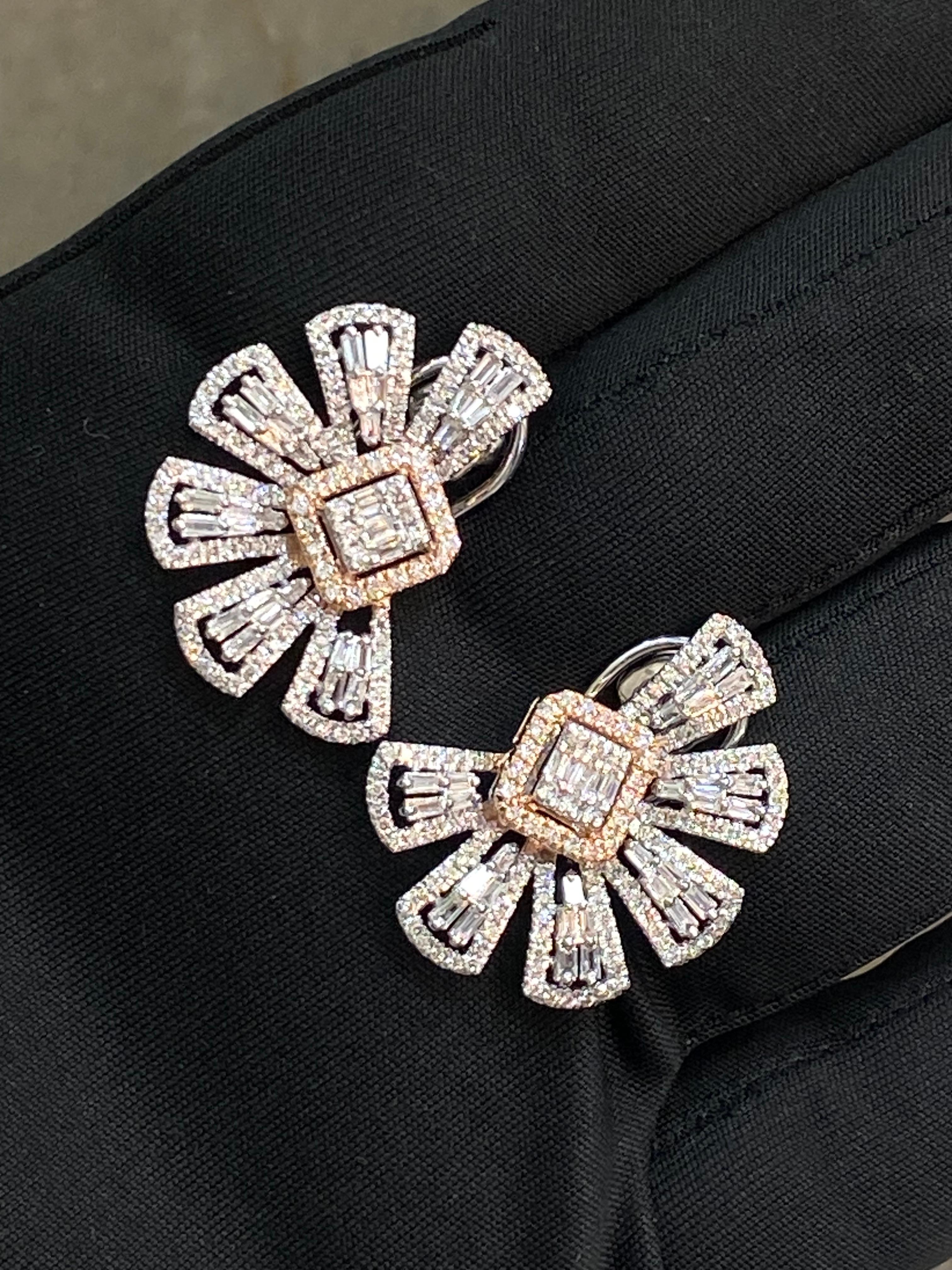 Taille ronde Clous d'oreilles demi-lune en or 14 carats avec diamants ronds baguettes F/VS1 de 2,49 carats en vente