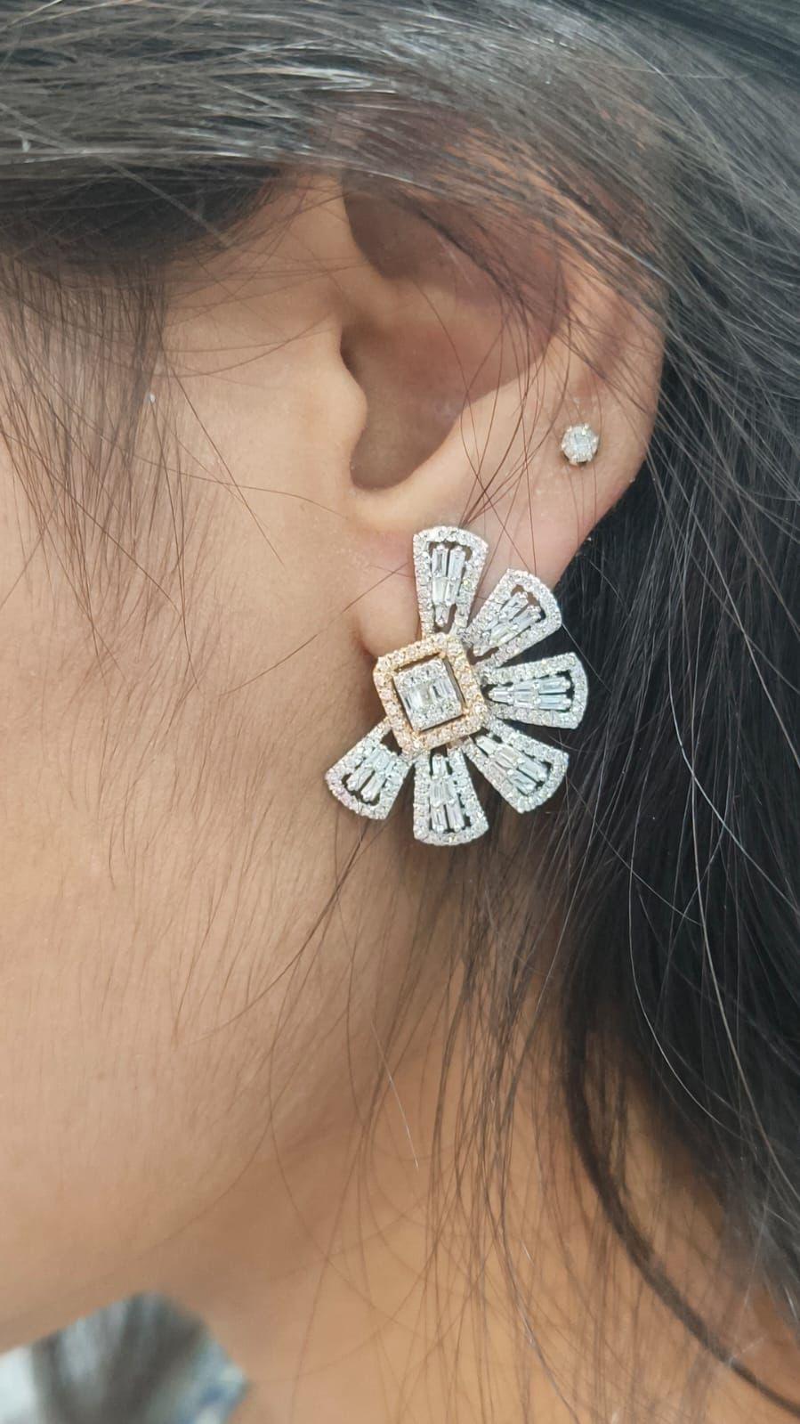 Clous d'oreilles demi-lune en or 14 carats avec diamants ronds baguettes F/VS1 de 2,49 carats Neuf - En vente à Massafra, IT