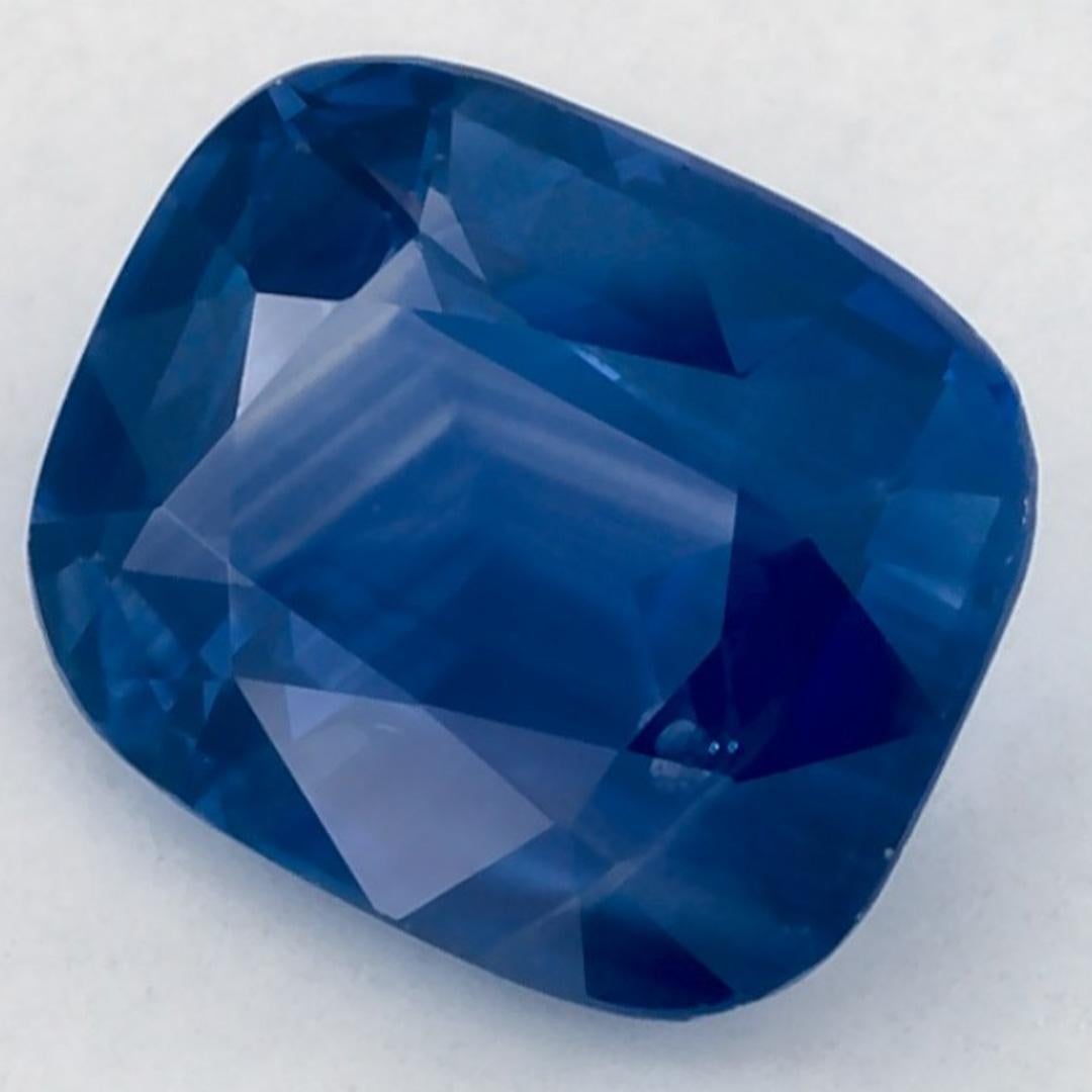 Dieser natürliche blaue Saphir bietet Eleganz und Raffinesse. Mit seiner satten Farbsättigung und seinem präzisen Schliff ist er der perfekte Mittelpunkt für einen Verlobungsring oder ein luxuriöses Schmuckdesign.

Dieser Saphir stammt aus Sri Lanka
