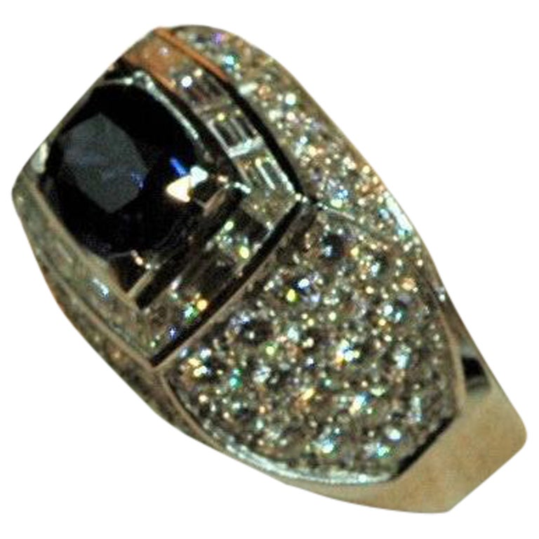 Il s'agit d'une bague spectaculaire en or blanc en forme de dôme avec 2,49 carats de diamants, avec un saphir ovale fantastique de 2,27 carats. Il s'agit d'une bague en forme de dôme avec un très beau pavé de brillants tout autour et sur le dessus