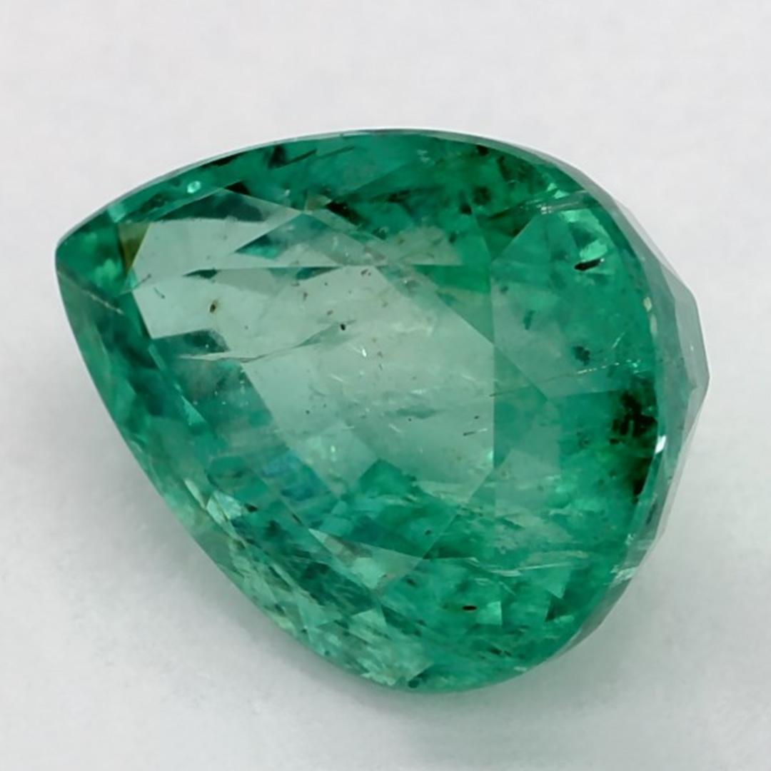 D'un vert éclatant, la pierre de naissance du mois de mai symbolise le renouveau de la croissance printanière.
 
Explorez la vibrante collection d'émeraudes, de rubis et de saphirs de notre magasin, disponibles sous forme de pierres précieuses en