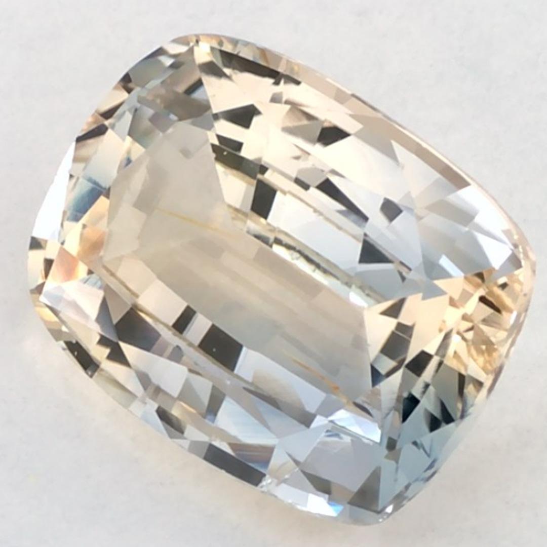 Questo zaffiro giallo naturale offre eleganza e raffinatezza. Con la sua ricca saturazione del colore e il taglio preciso, è il centro perfetto per un anello di fidanzamento o per un design di gioielli di lusso.

Questo zaffiro proviene dallo Sri