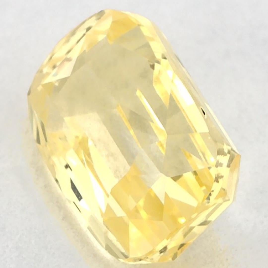 Ce saphir jaune naturel offre élégance et sophistication. Avec sa couleur gracieuse, sa clarté et son caractère naturel, ce saphir est un excellent choix pour créer des bijoux sur mesure tels que des bagues de fiançailles, des pendentifs ou des