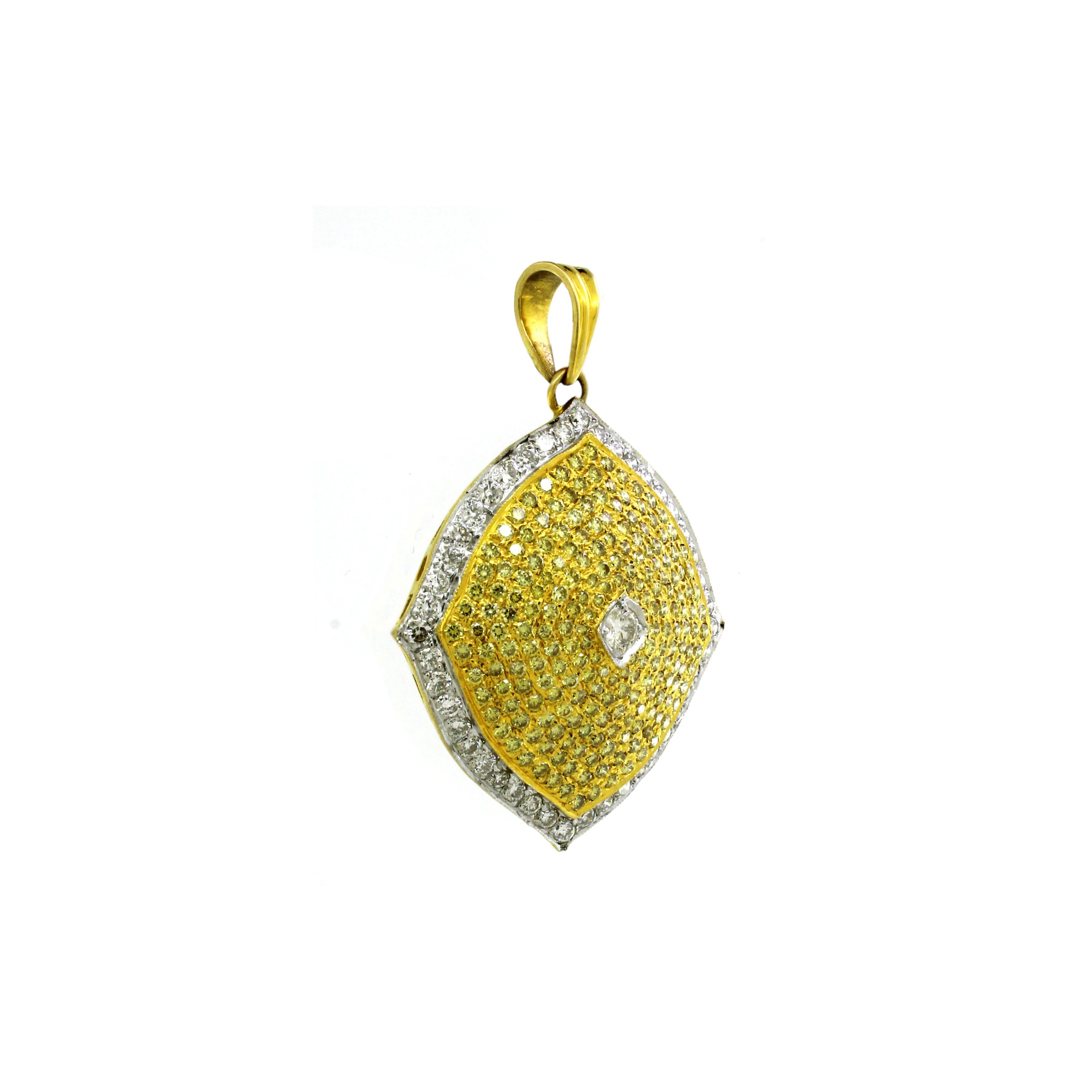 Ti presentiamo uno squisito ciondolo che emana eleganza e raffinatezza. Questo splendido pezzo presenta un totale di 2,49 carati di diamanti rotondi e diamanti canarini, creando un'affascinante miscela di brillantezza classica e colori vibranti. I