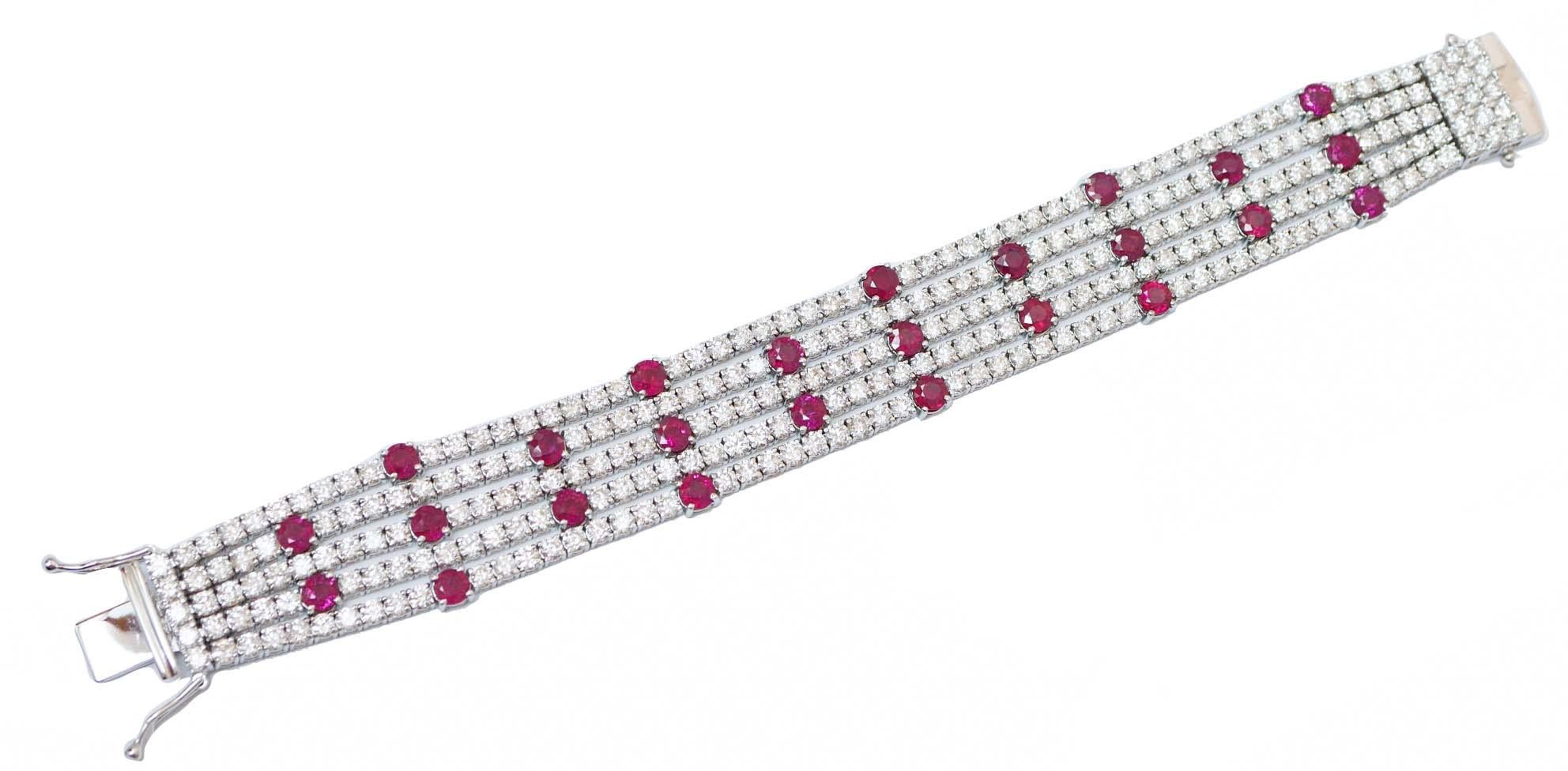 Incredibile bracciale in oro bianco 18 kt con struttura composta da cinque fili di diamanti e rubini.
Diamanti 24,93 ct
Rubini  11,92 ct
Peso totale 49.10 gr
RF   G    IFGEU
RK.GGUEU92

Per qualsiasi informazione, non esitare a contattare il