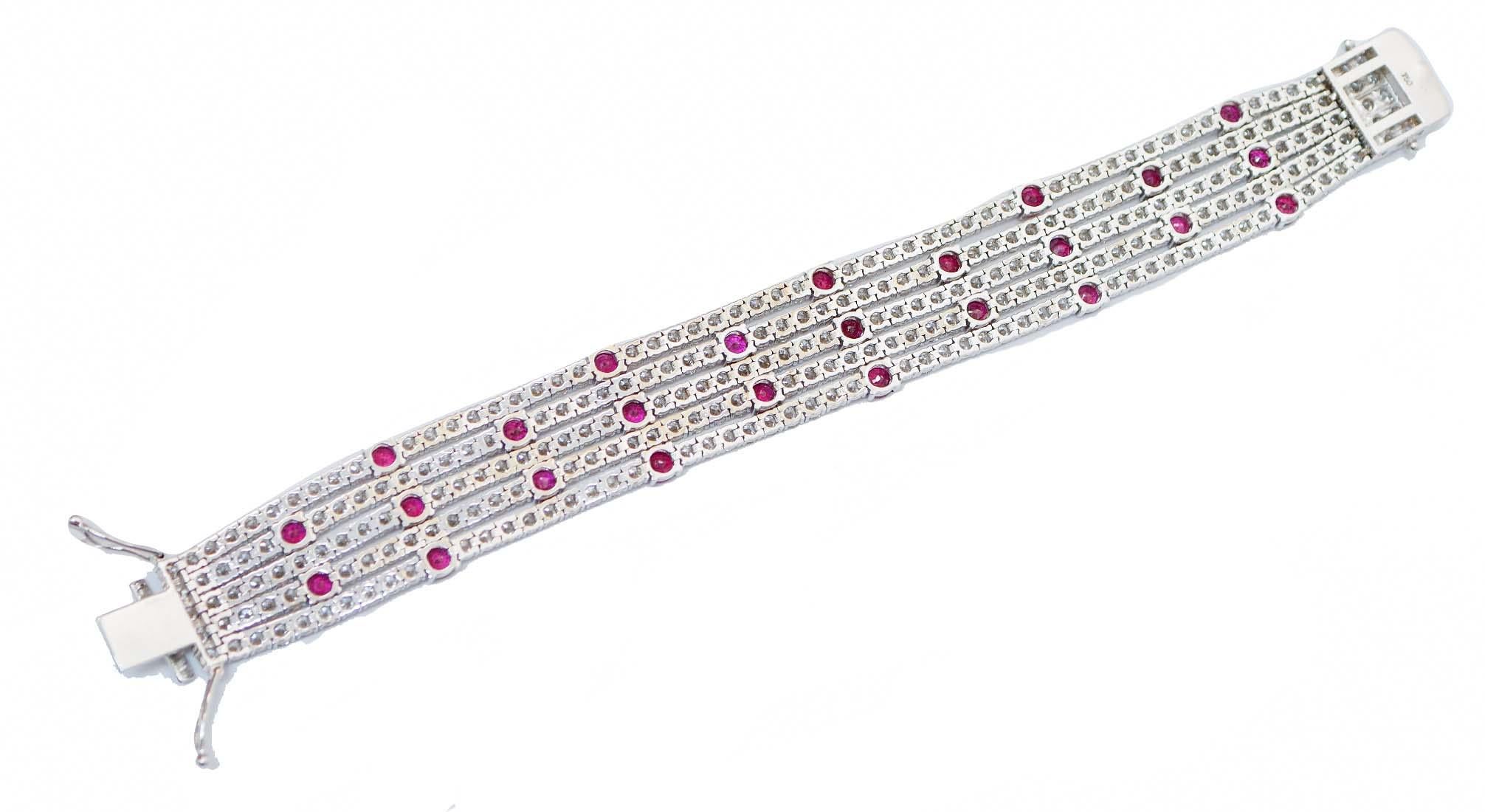 Moderno 24,93 carati di diamanti, rubini, oro bianco 18 carati Bracciale moderno. in vendita