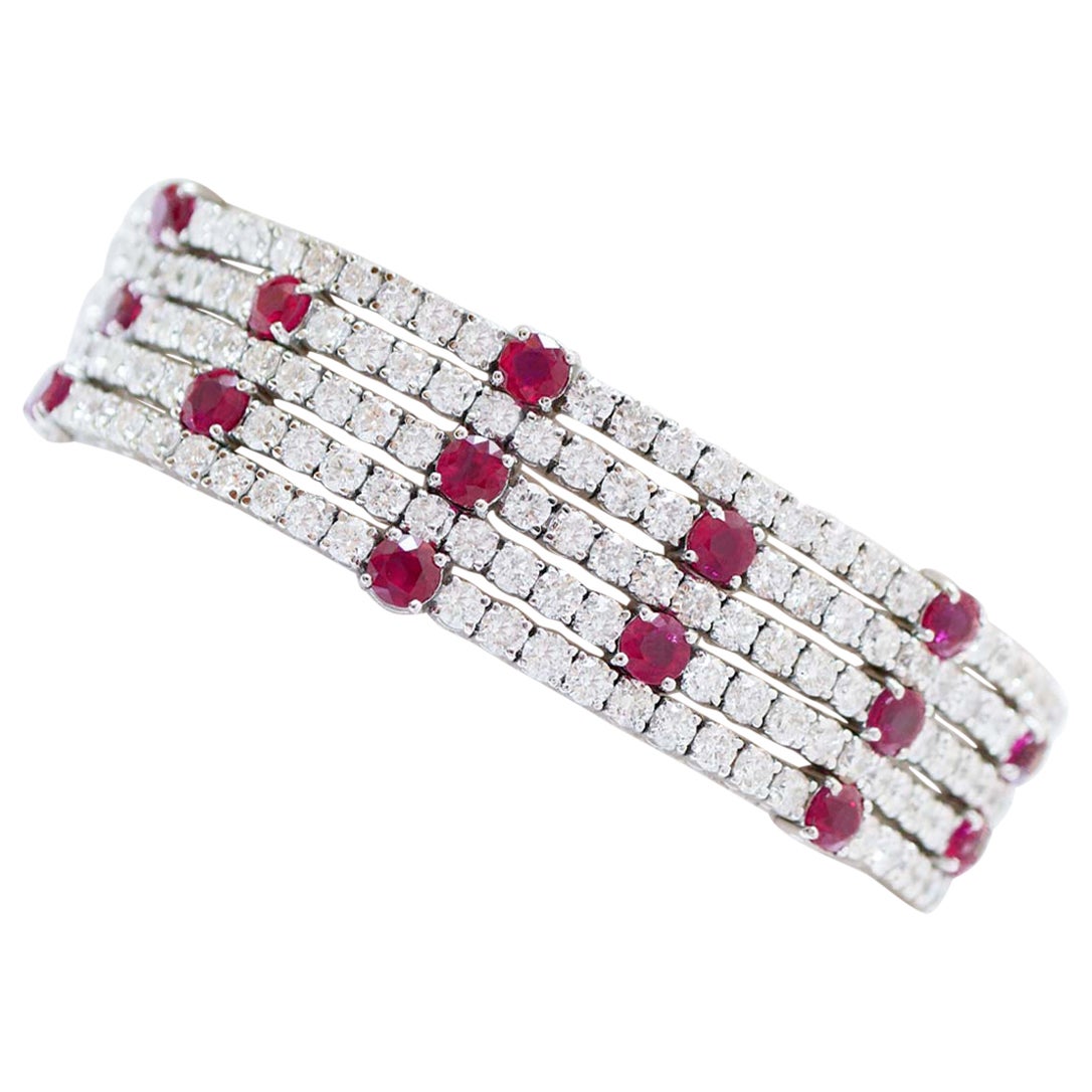 24,93 carati di diamanti, rubini, oro bianco 18 carati Bracciale moderno. in vendita