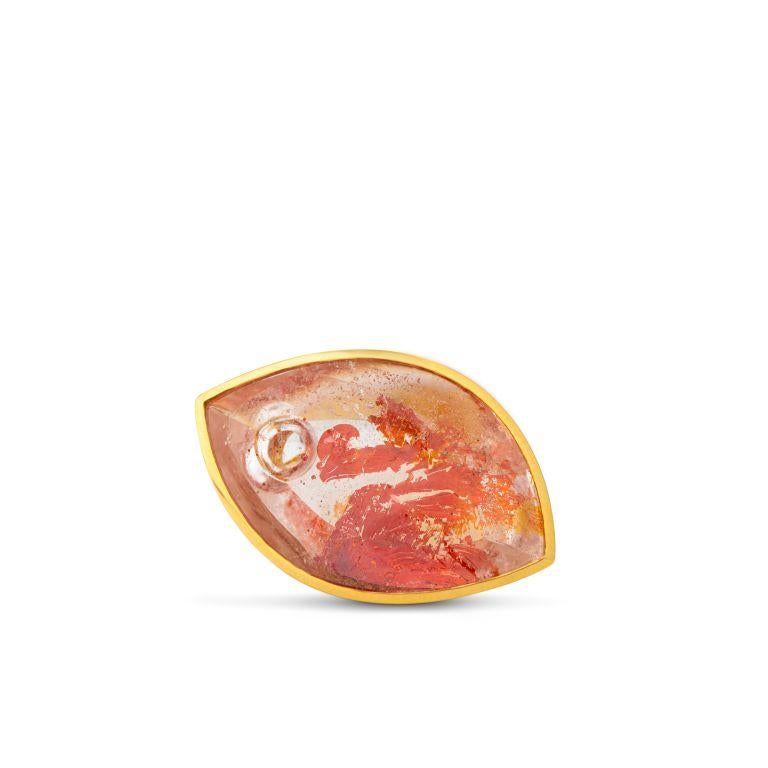 This beautiful Rock Crystal Cabochon with the most lively iron inclusions, that reminds of a warm crackling fire was expertly cut and set in rose gold, matted outside and polished inside.
One of a kind.
About the artist:
„Designing the stone” is the